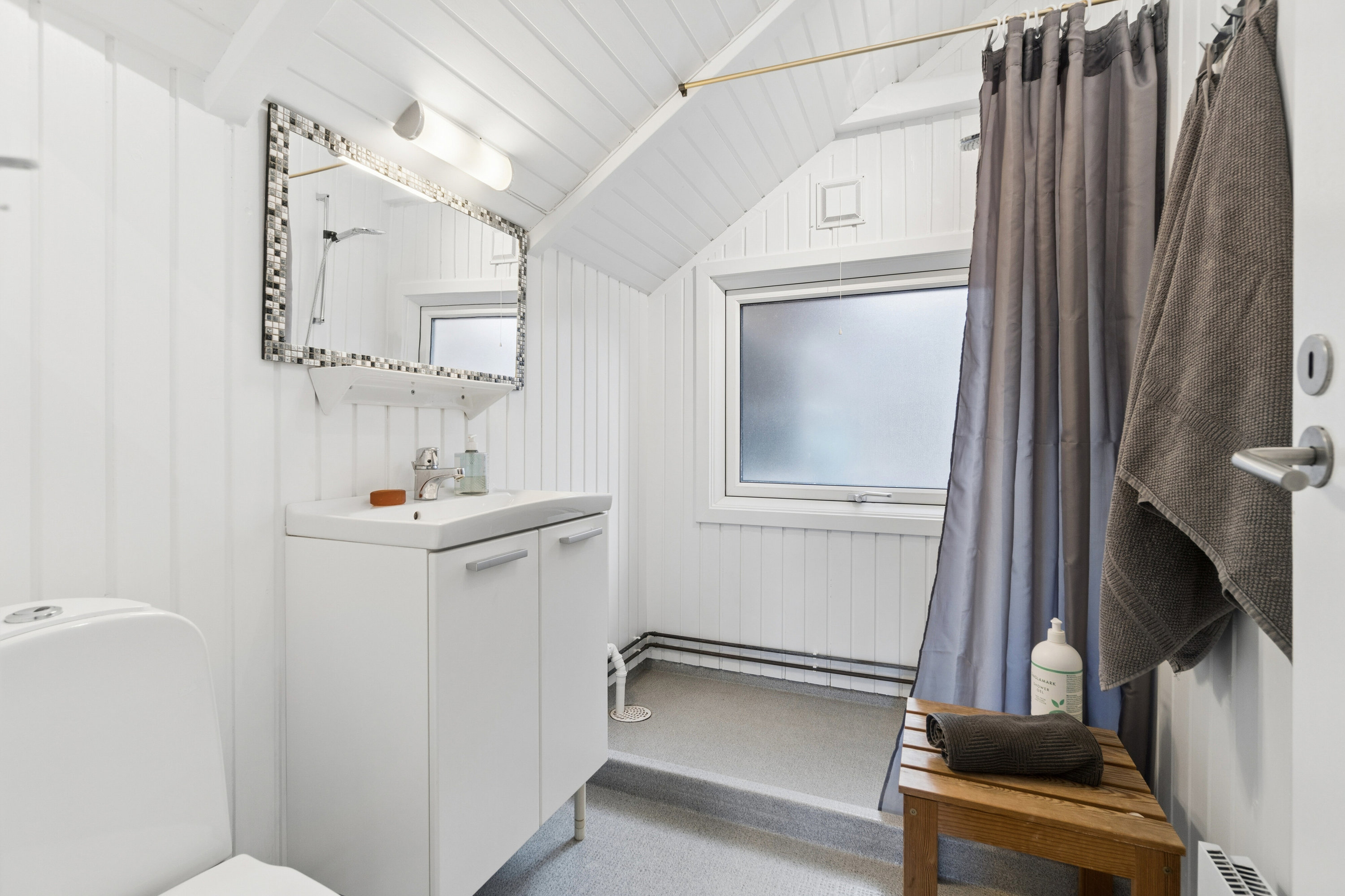 Fremhævet badeværelse billede i fuldskærmstilstand. Billede af Helmevej 4, Agger, 7770 Vestervig