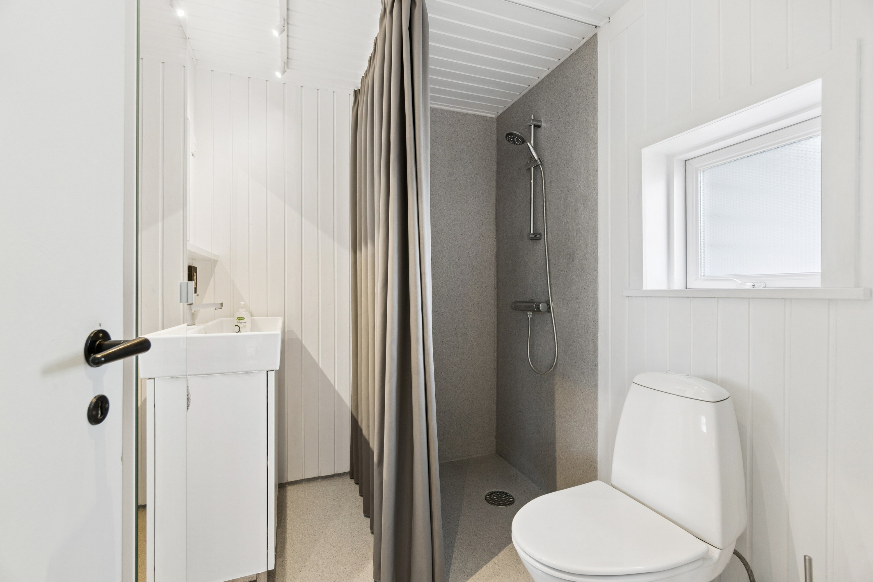 Fremhævet badeværelse billede i fuldskærmstilstand. Billede af Helmevej 4, Agger, 7770 Vestervig