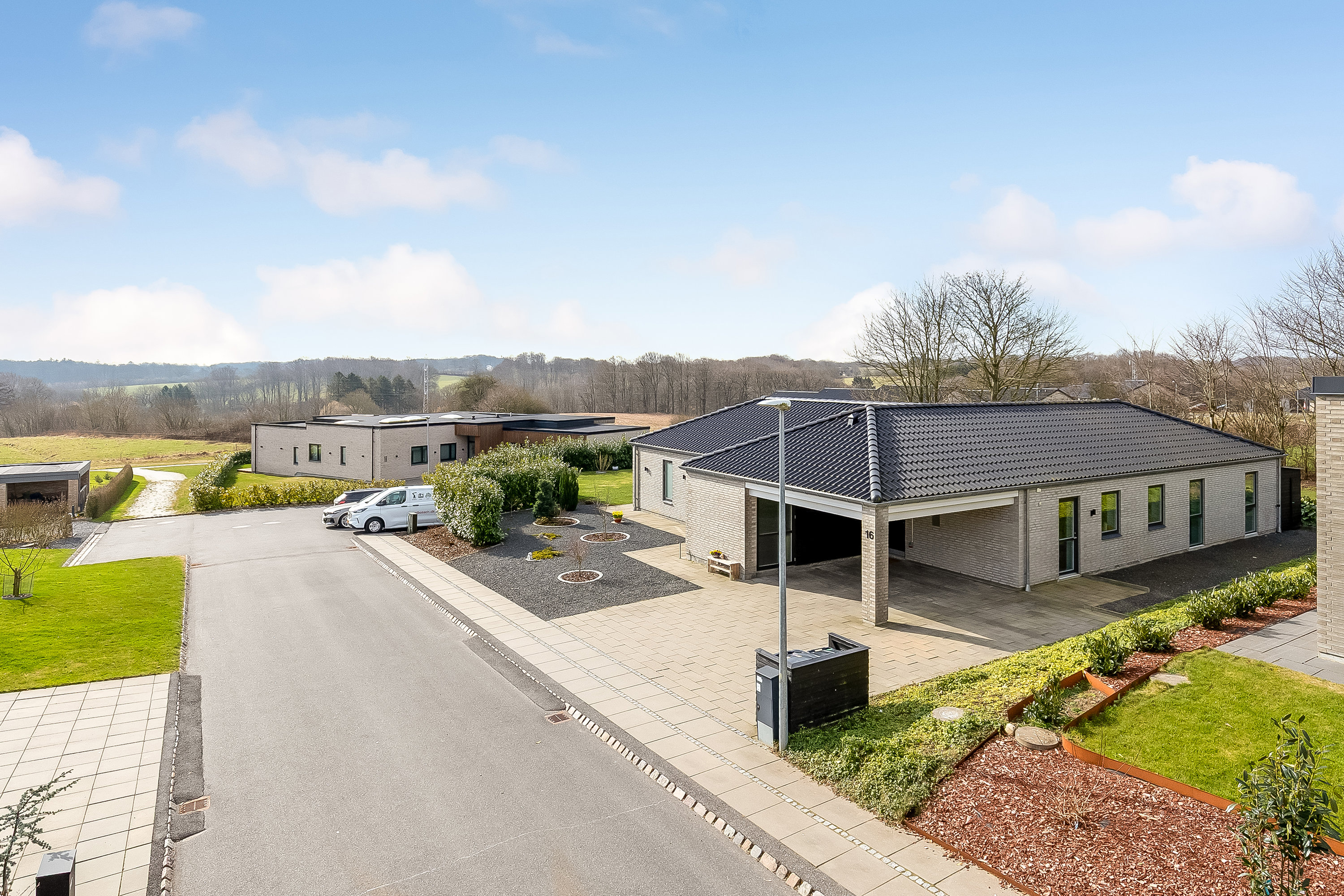 Fremhævet mastefoto billede i fuldskærmstilstand. Billede af Vindinghave 16, 7100 Vejle