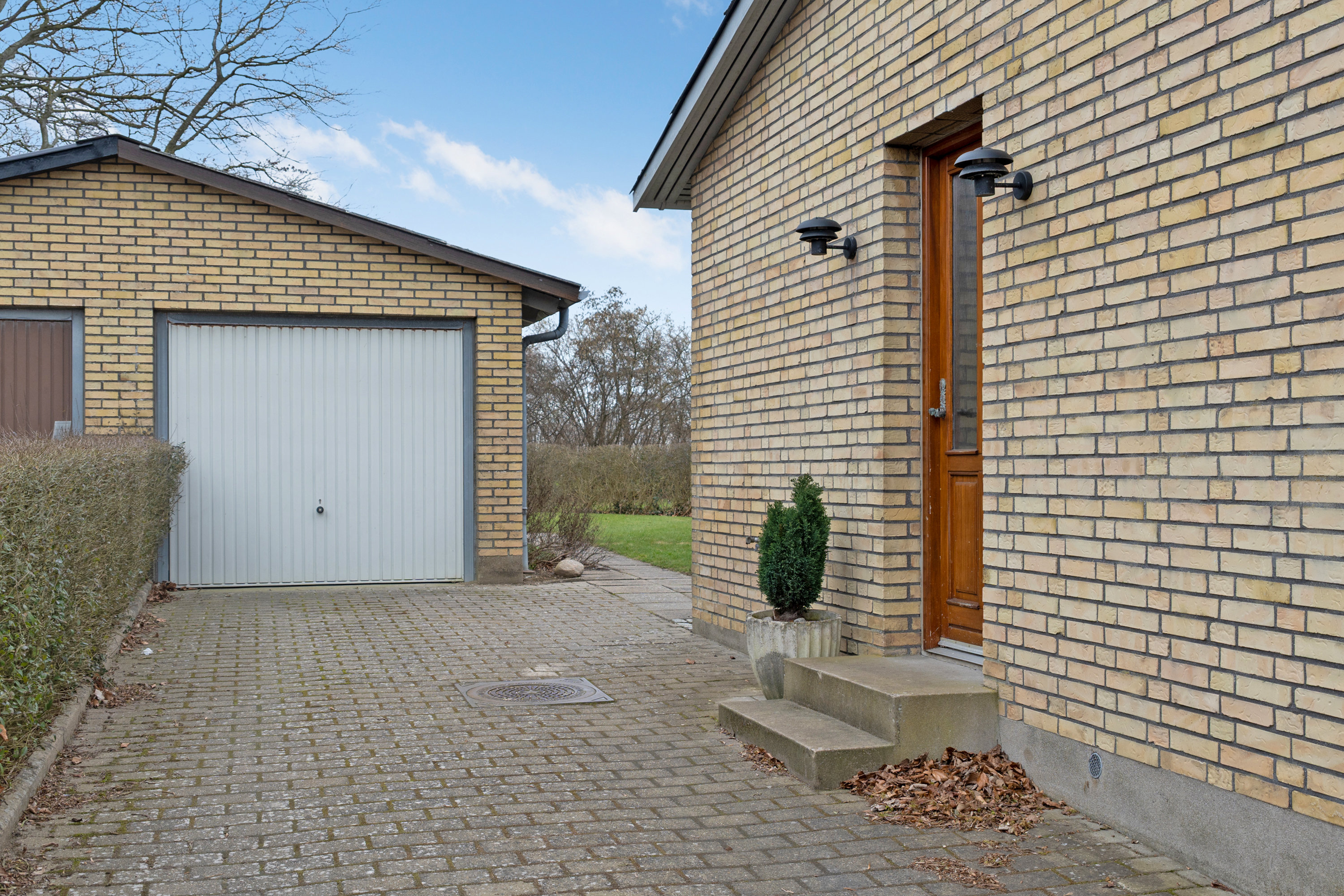 Fremhævet indkørsel billede i fuldskærmstilstand. Billede af Skrillingevej 12, Skrillinge, 5500 Middelfart