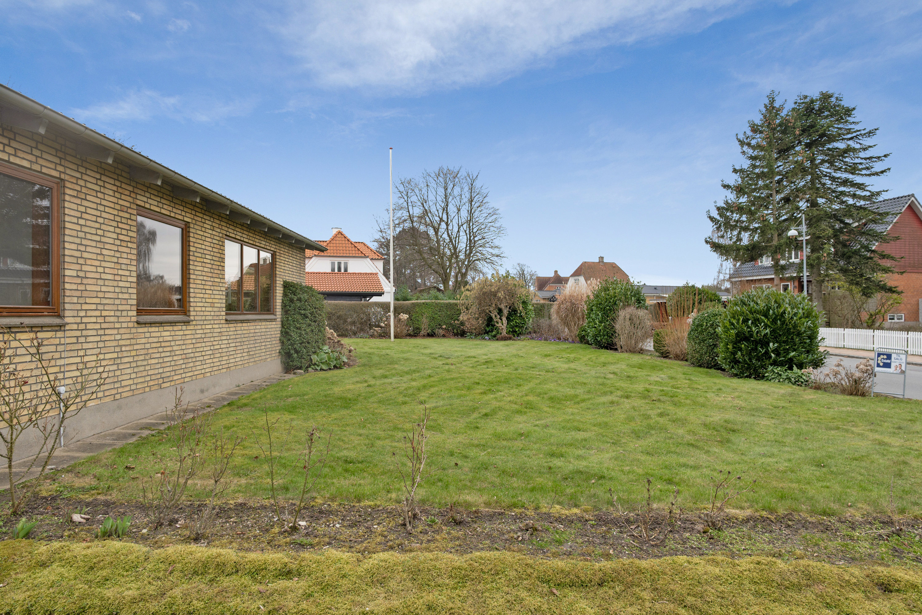 Fremhævet forhave billede i fuldskærmstilstand. Billede af Skrillingevej 12, Skrillinge, 5500 Middelfart