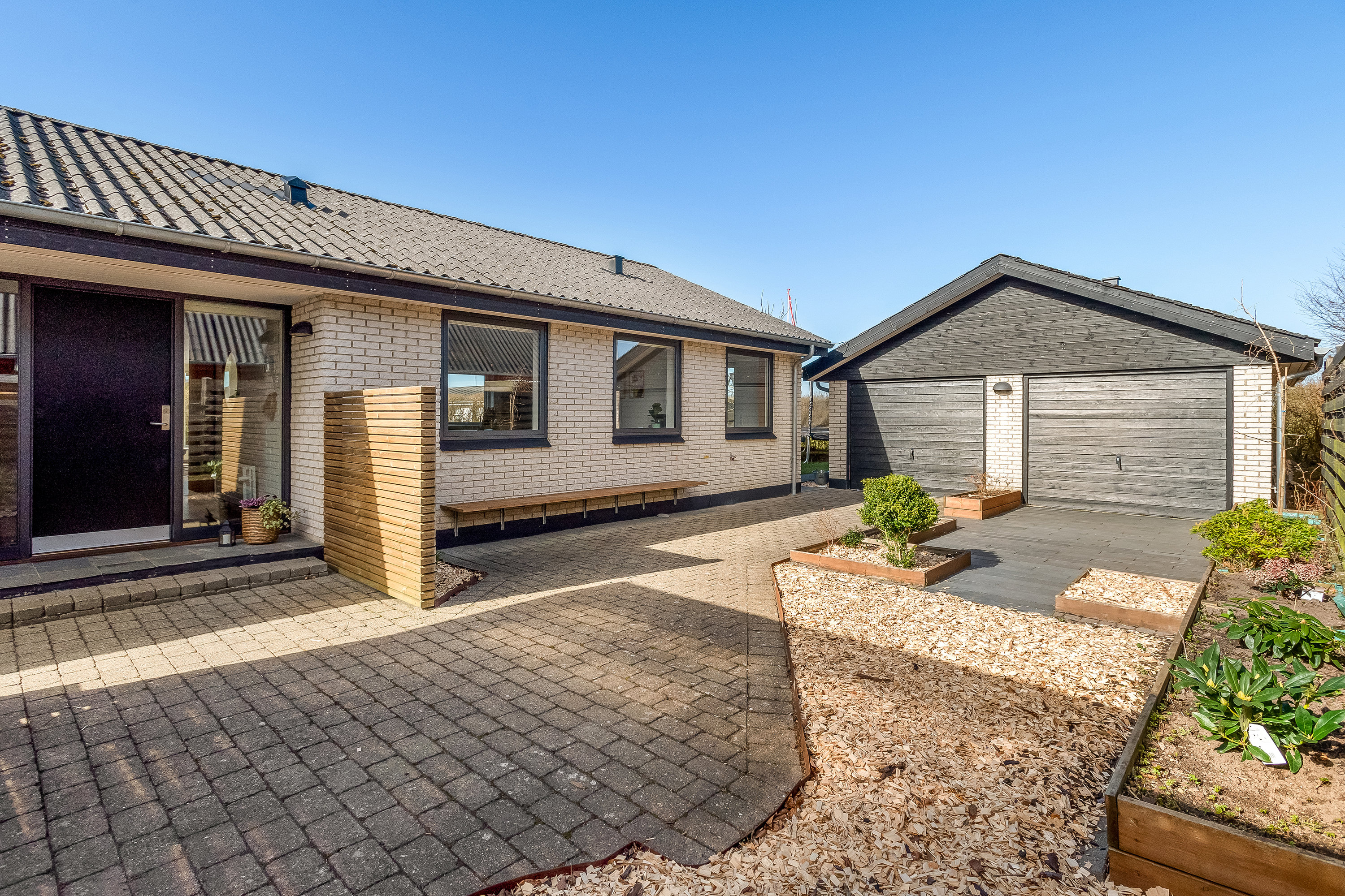 Miniaturebillede 1: forhave. Billede af Solsikkevej 22, Mejdal, 7500 Holstebro