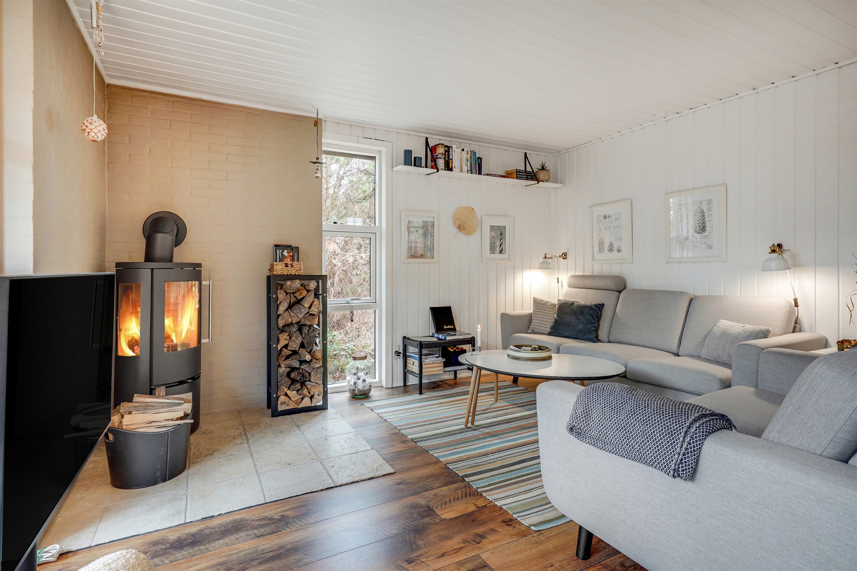 Fremhævet stue billede i fuldskærmstilstand. Billede af Bjerregårdsvej 146, Bjerregaard, 6960 Hvide Sande