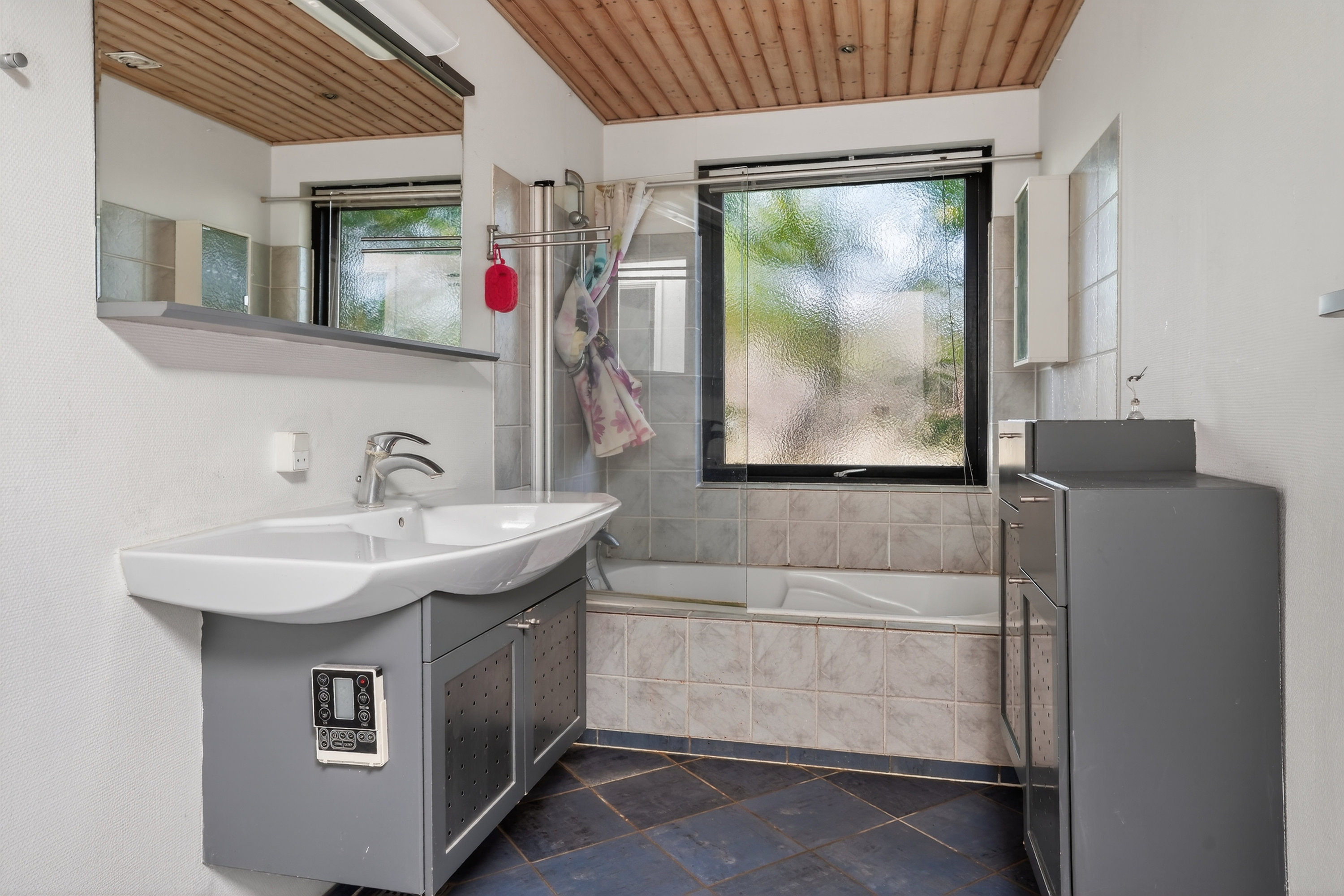 Fremhævet badeværelse billede i fuldskærmstilstand. Billede af Åvang 65, 3400 Hillerød