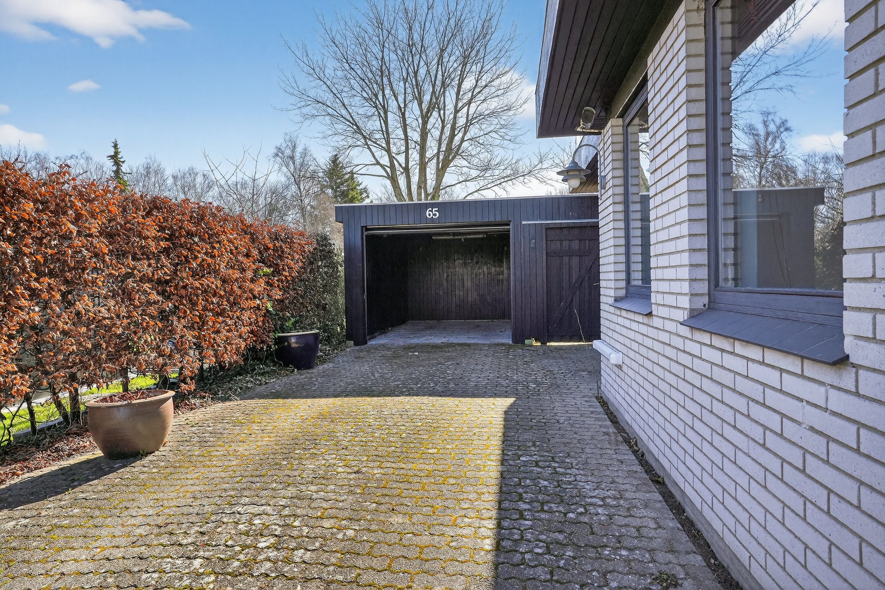 Fremhævet garage billede i fuldskærmstilstand. Billede af Åvang 65, 3400 Hillerød