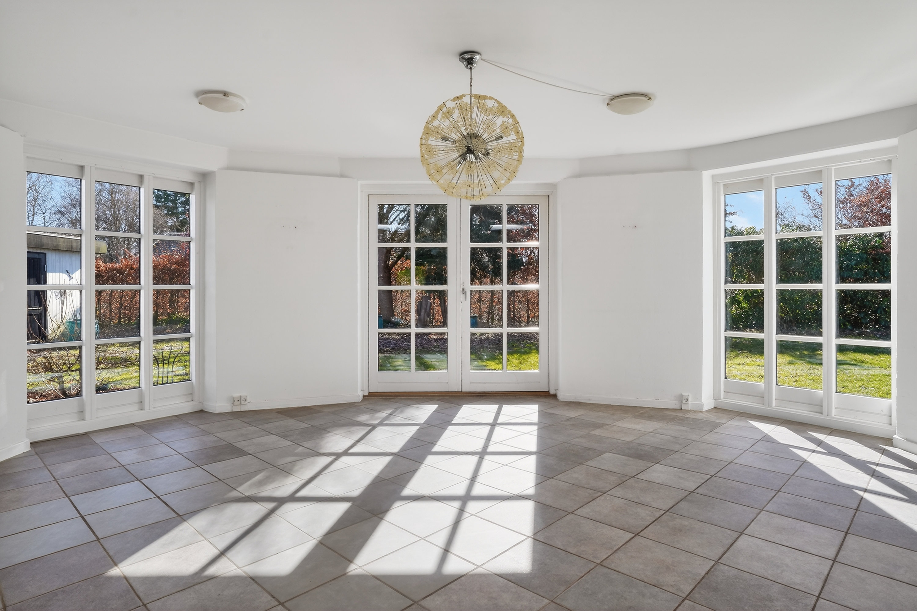 Fremhævet stue billede i fuldskærmstilstand. Billede af Åvang 65, 3400 Hillerød