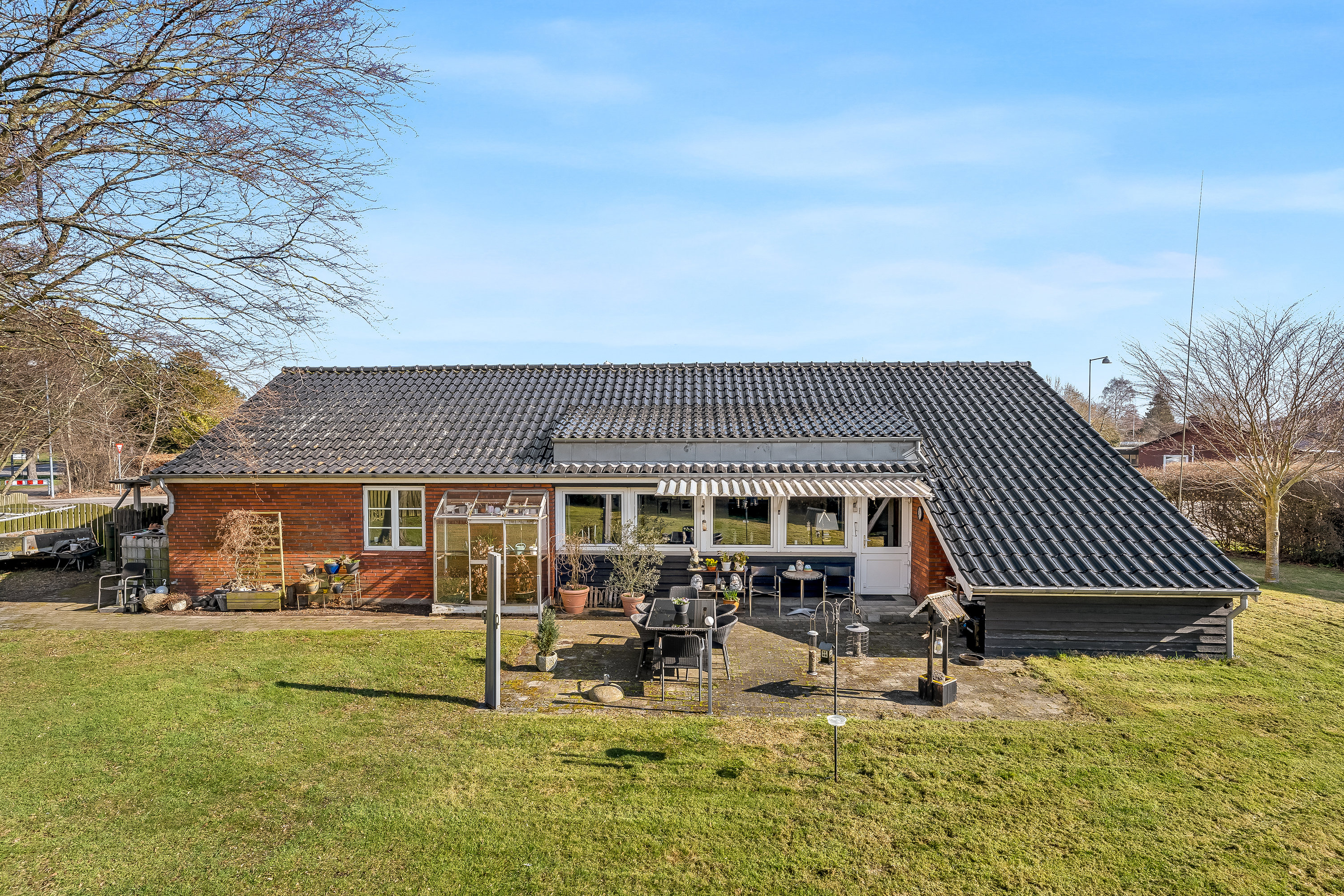 Fremhævet mastefoto billede i fuldskærmstilstand. Billede af Østre Allé 2, 4900 Nakskov