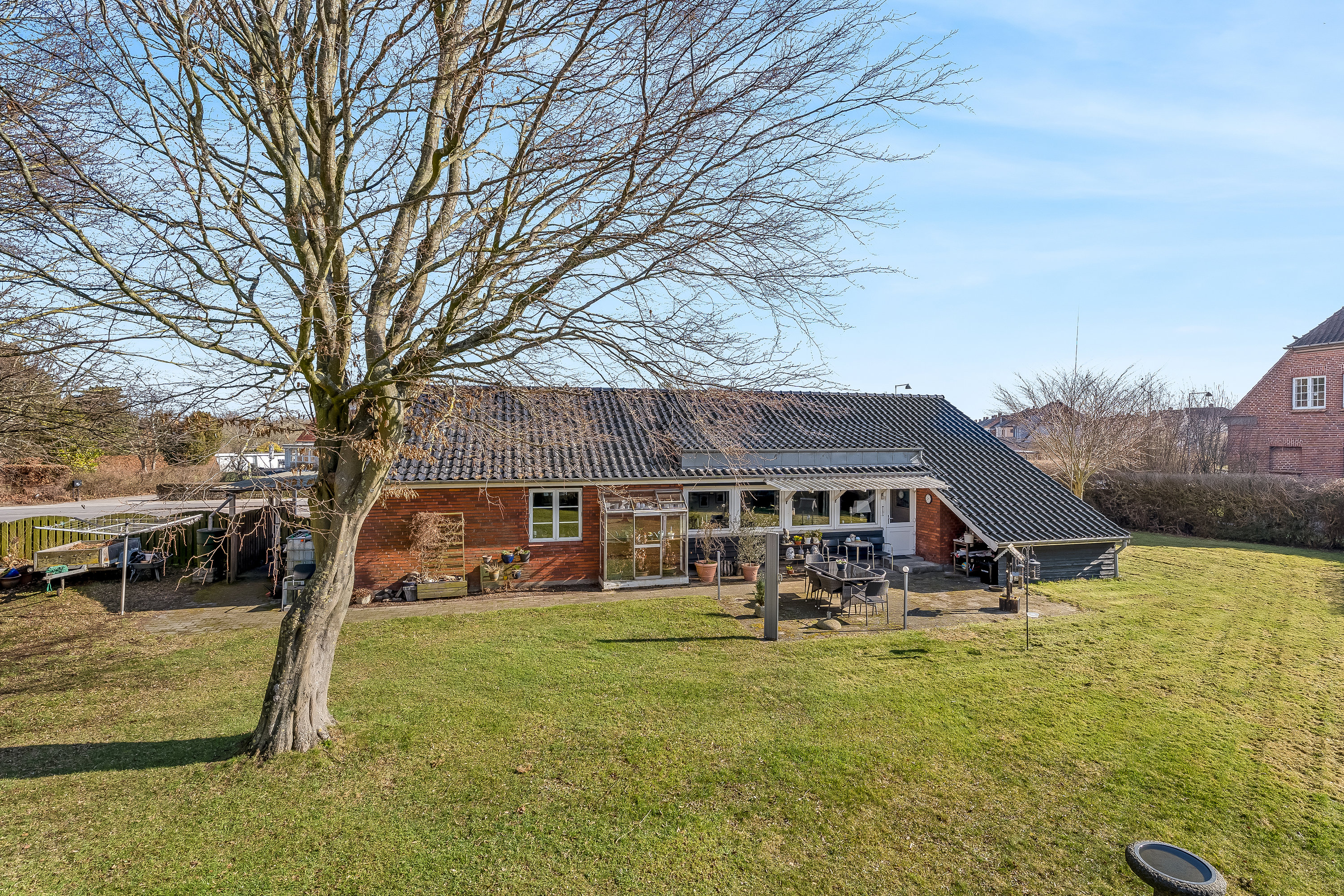 Fremhævet mastefoto billede i fuldskærmstilstand. Billede af Østre Allé 2, 4900 Nakskov