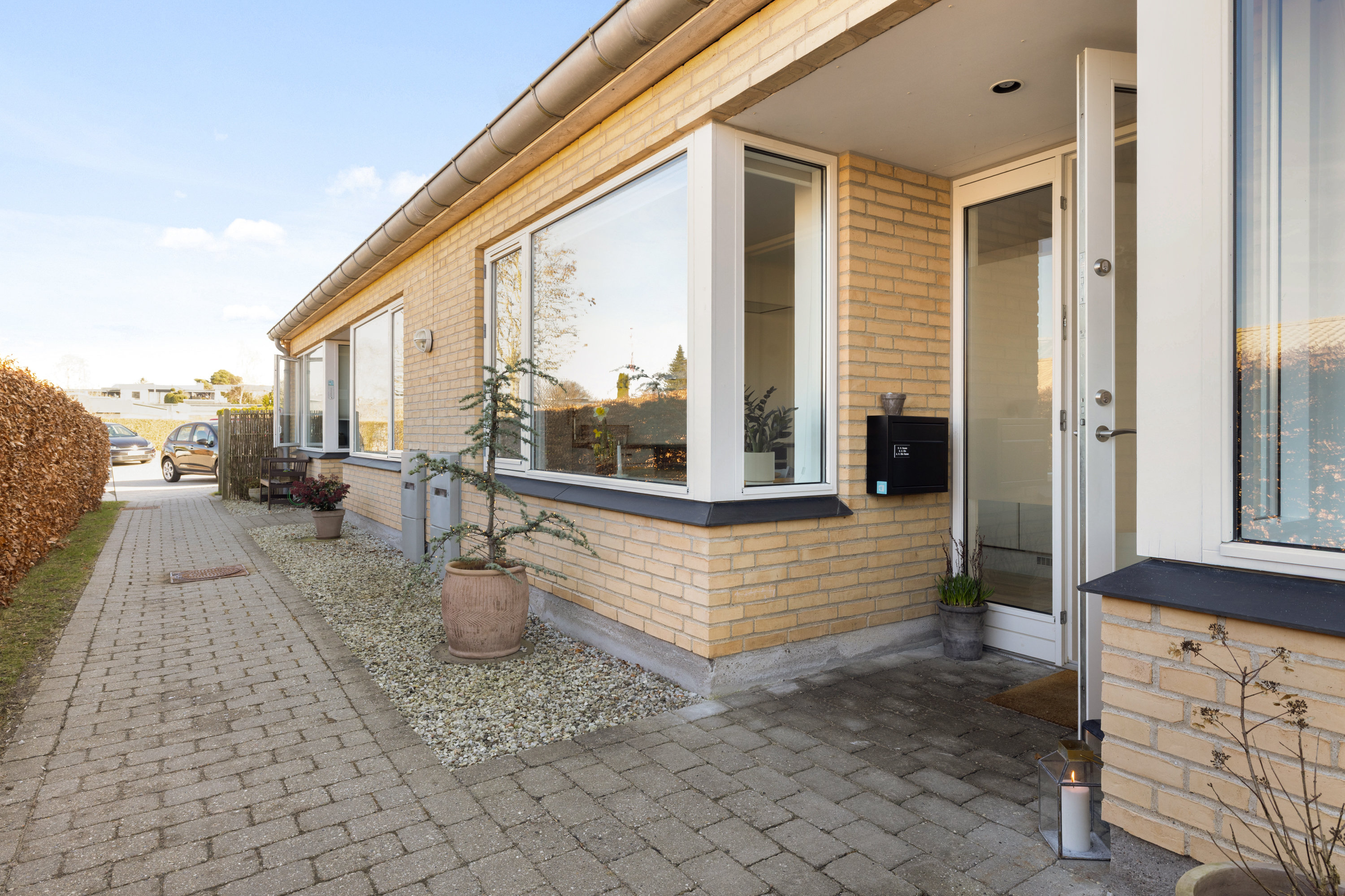 Fremhævet facade billede i fuldskærmstilstand. Billede af Grøndalsvej 27, 3460 Birkerød