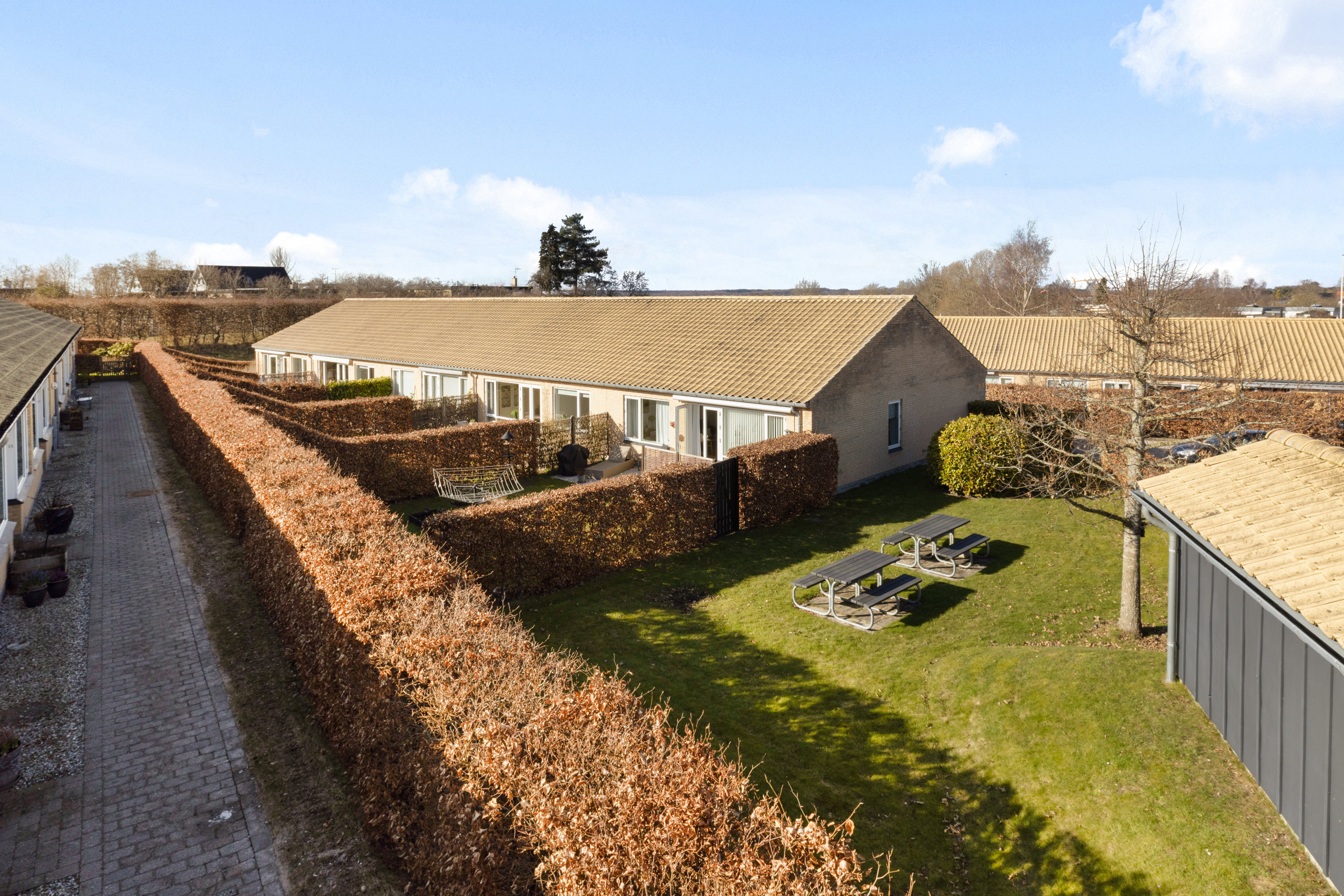 Fremhævet facade billede i fuldskærmstilstand. Billede af Grøndalsvej 27, 3460 Birkerød