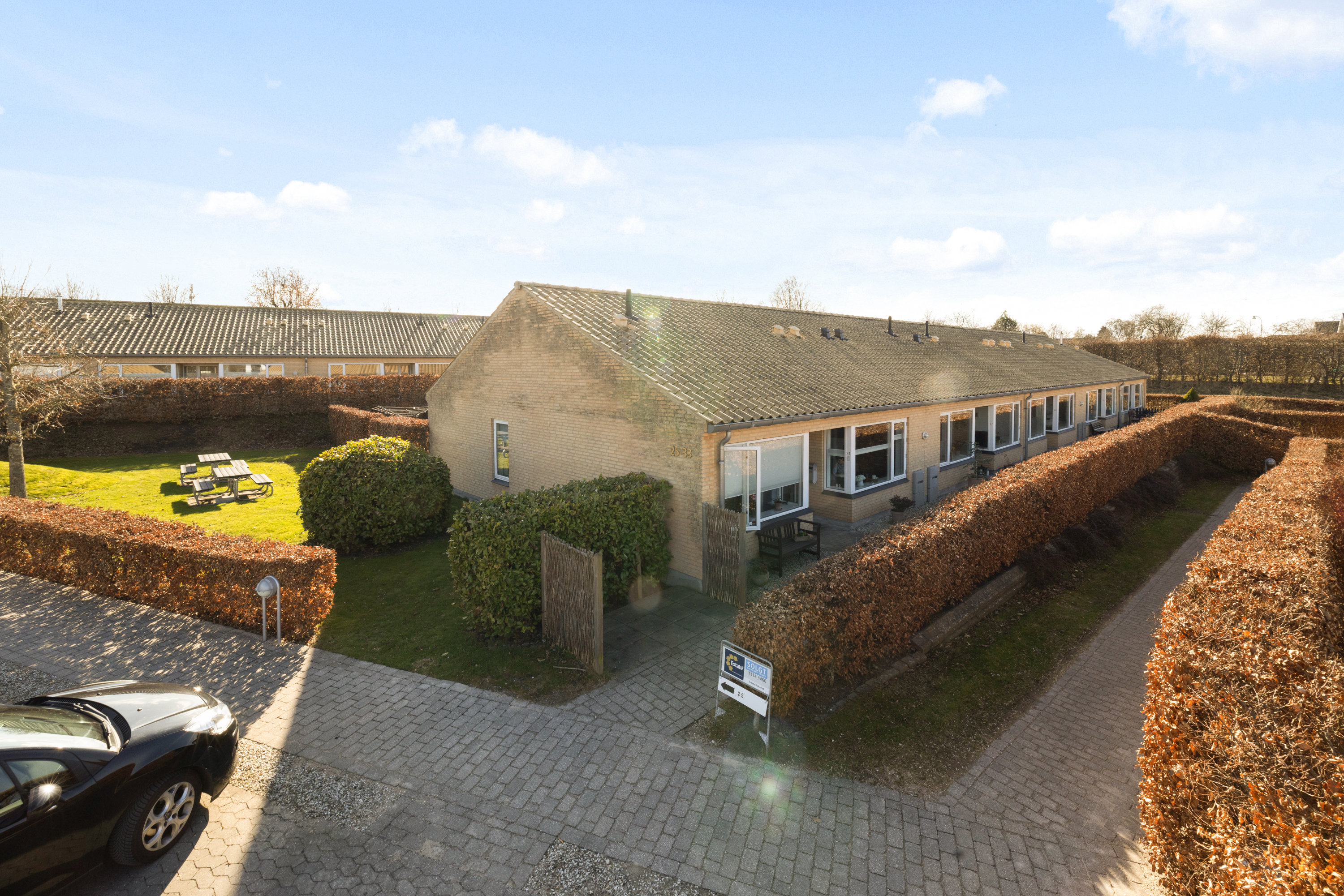 Fremhævet facade billede i fuldskærmstilstand. Billede af Grøndalsvej 27, 3460 Birkerød