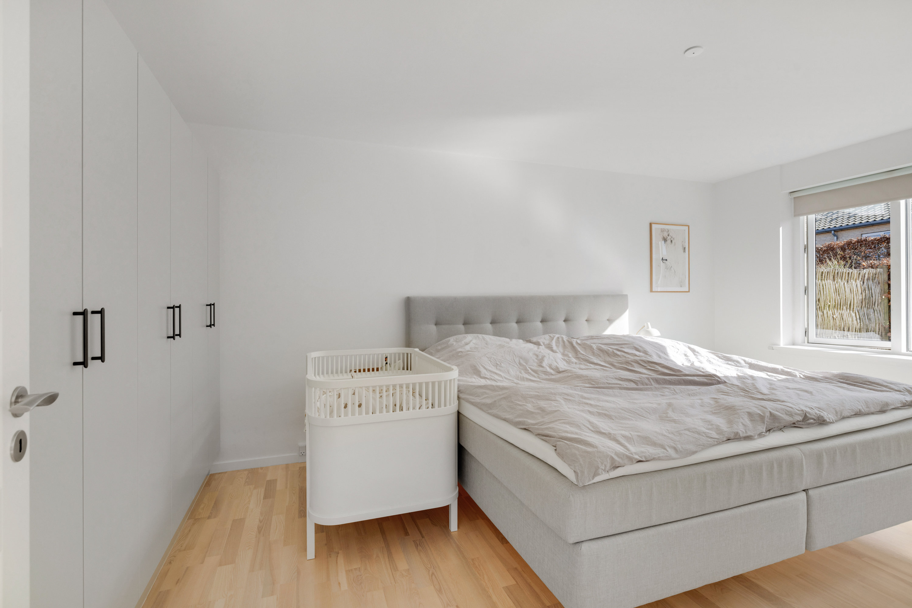 Fremhævet soveværelse billede i fuldskærmstilstand. Billede af Grøndalsvej 27, 3460 Birkerød