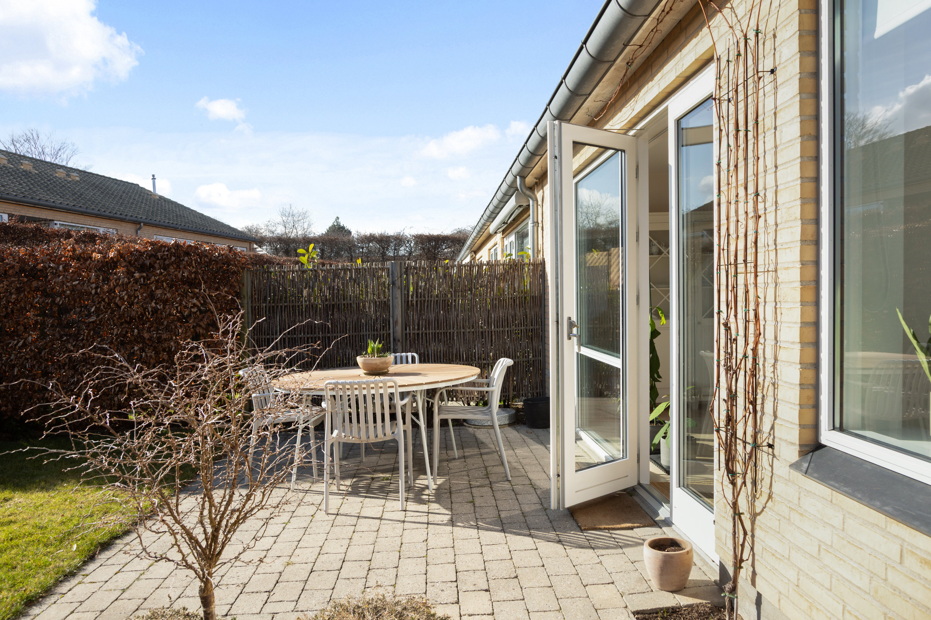 Fremhævet terrasse billede i fuldskærmstilstand. Billede af Grøndalsvej 27, 3460 Birkerød