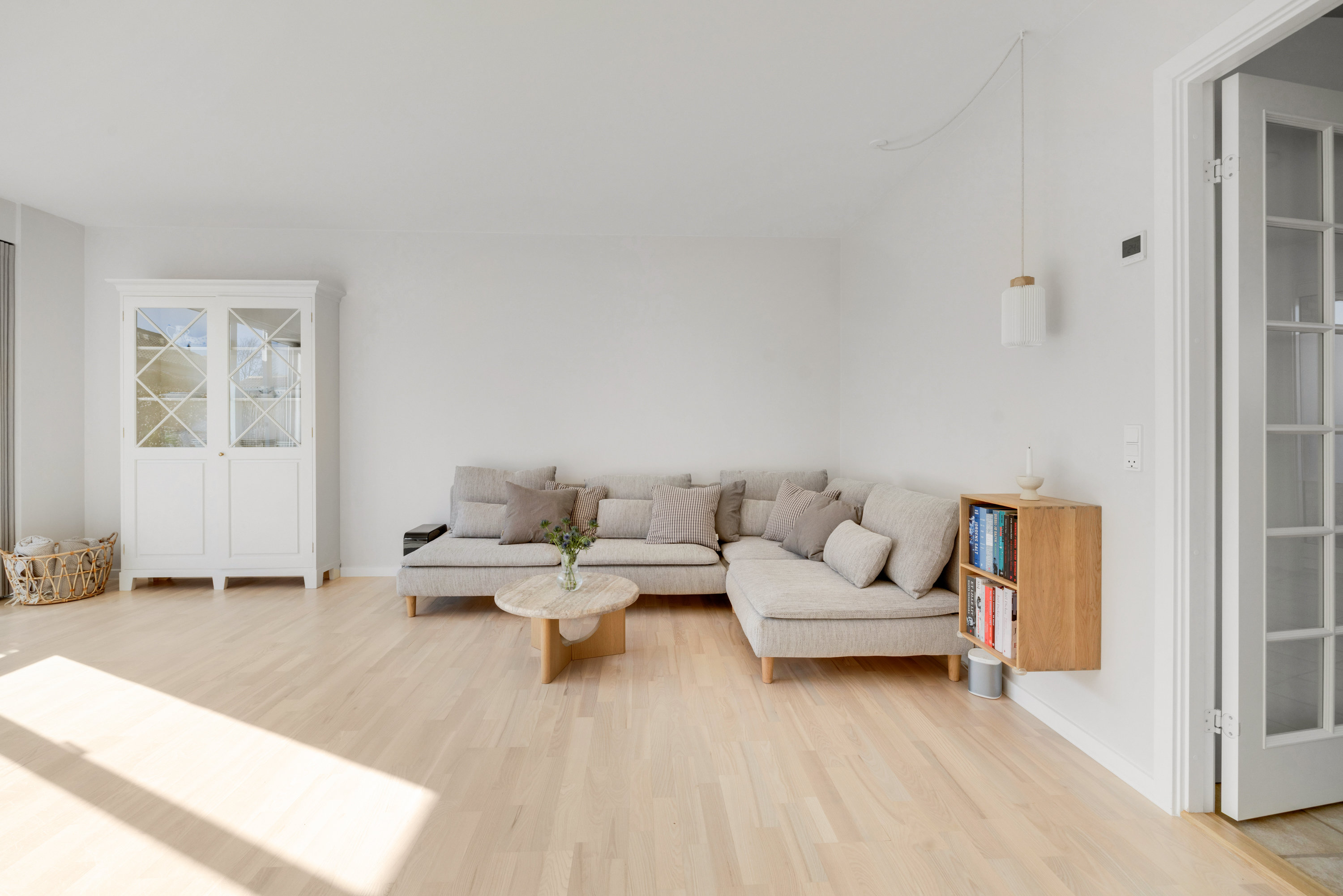 Fremhævet stue billede i fuldskærmstilstand. Billede af Grøndalsvej 27, 3460 Birkerød