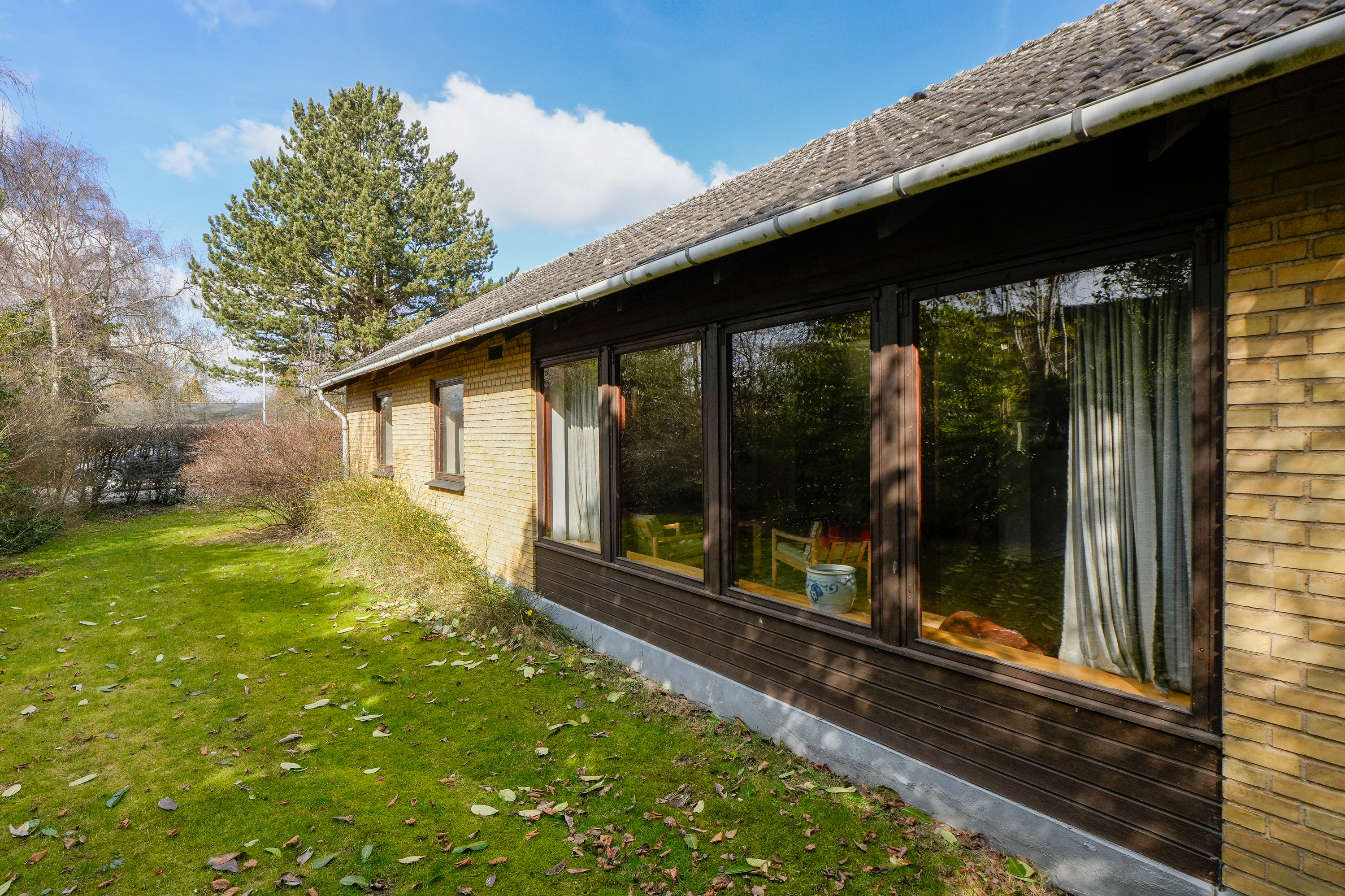 Fremhævet facade billede i fuldskærmstilstand. Billede af Lerholmvej 5, 2750 Ballerup