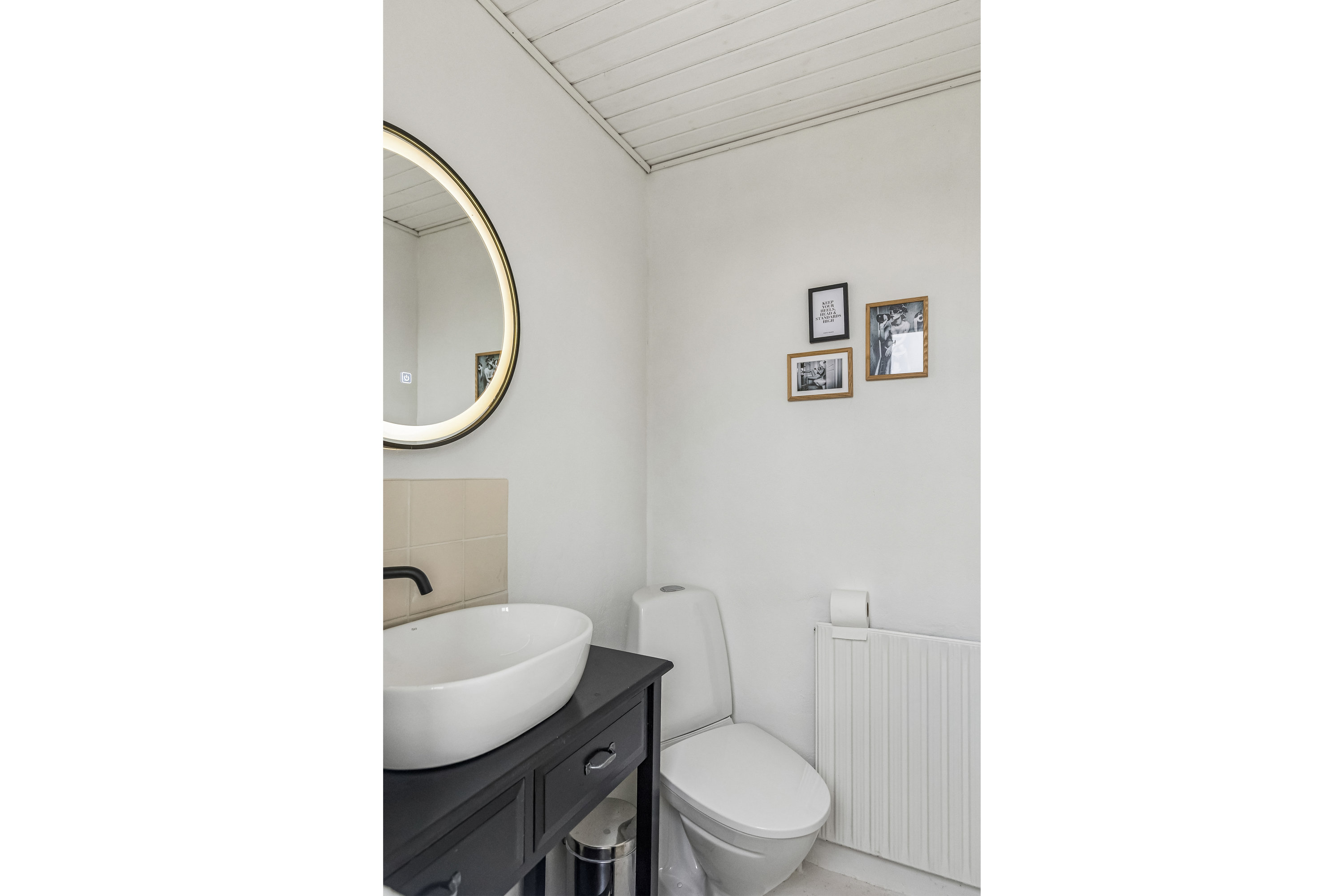 Fremhævet gæstetoilet billede i fuldskærmstilstand. Billede af Præstelunden 20, 8722 Hedensted