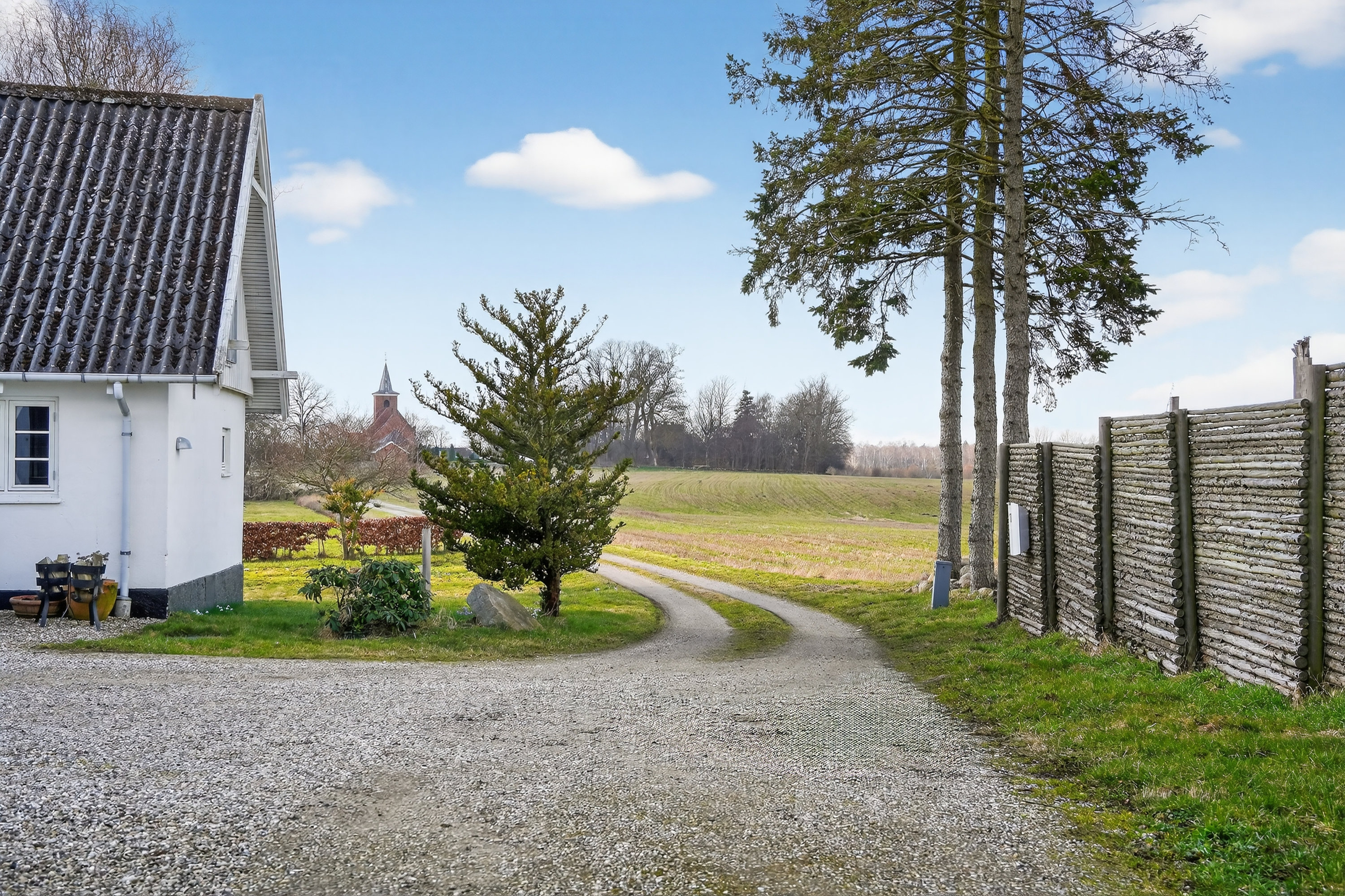 Fremhævet indkørsel billede i fuldskærmstilstand. Billede af Kirkestien 10, Tjæreby, 3400 Hillerød