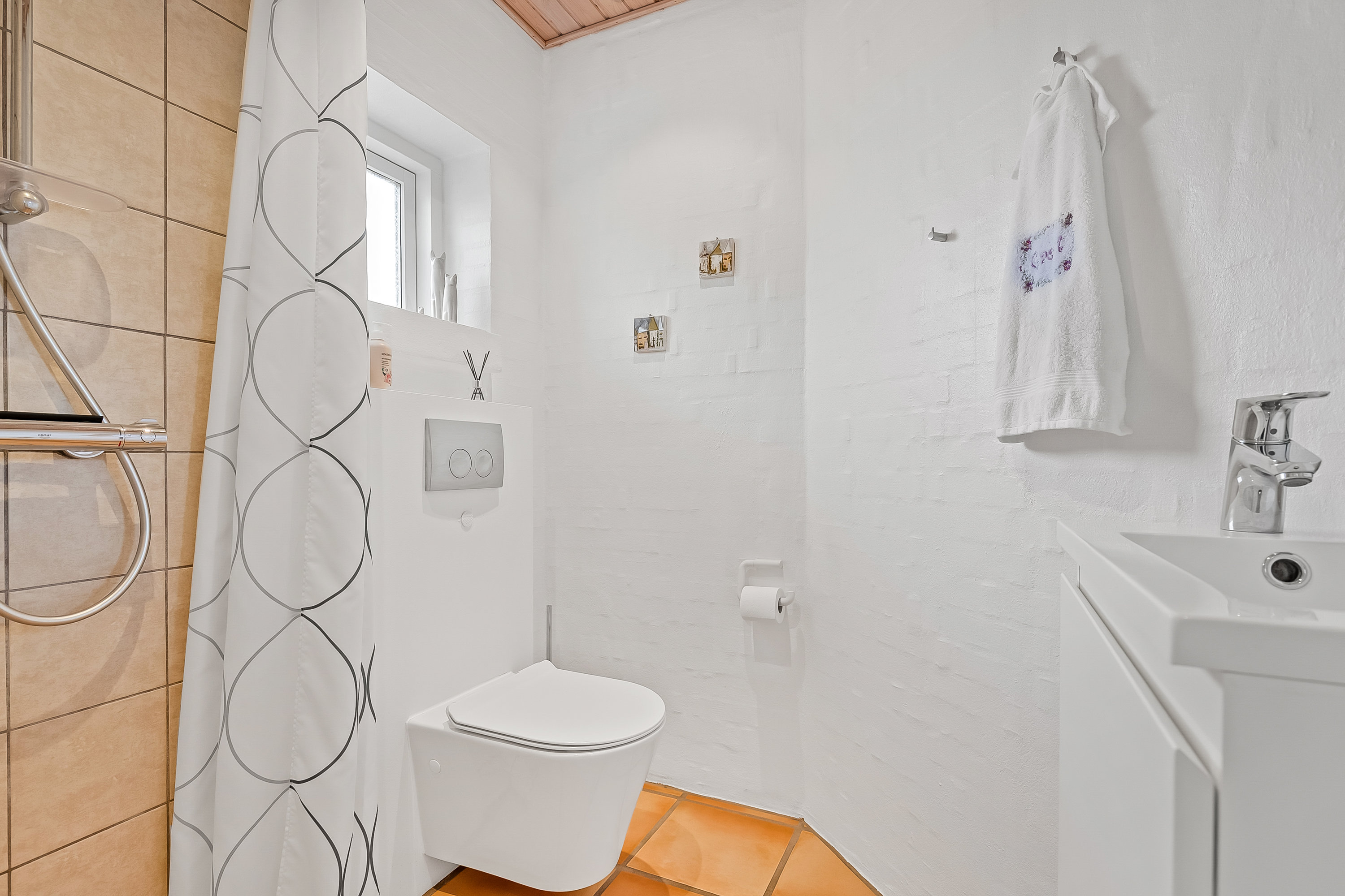 Fremhævet badeværelse, entré billede i fuldskærmstilstand. Billede af Ekkodalen 57, Erritsø, 7000 Fredericia