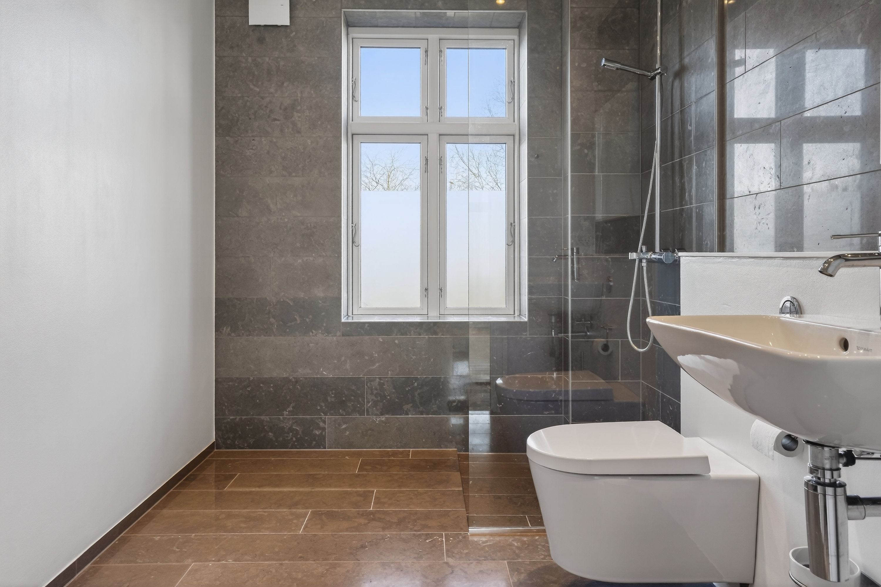 Fremhævet badeværelse billede i fuldskærmstilstand. Billede af Rosenvænget 5, 3000 Helsingør