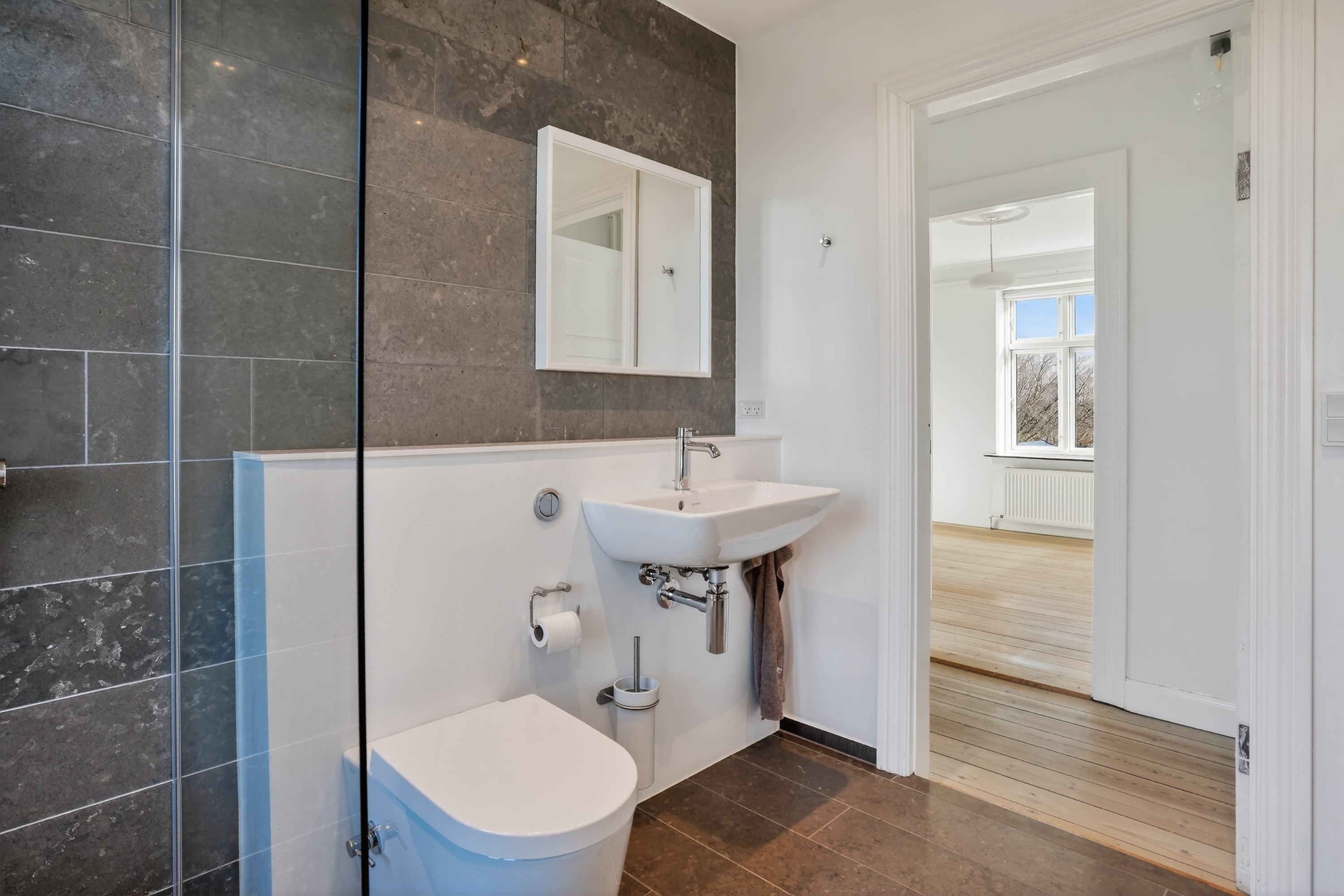 Fremhævet badeværelse billede i fuldskærmstilstand. Billede af Rosenvænget 5, 3000 Helsingør