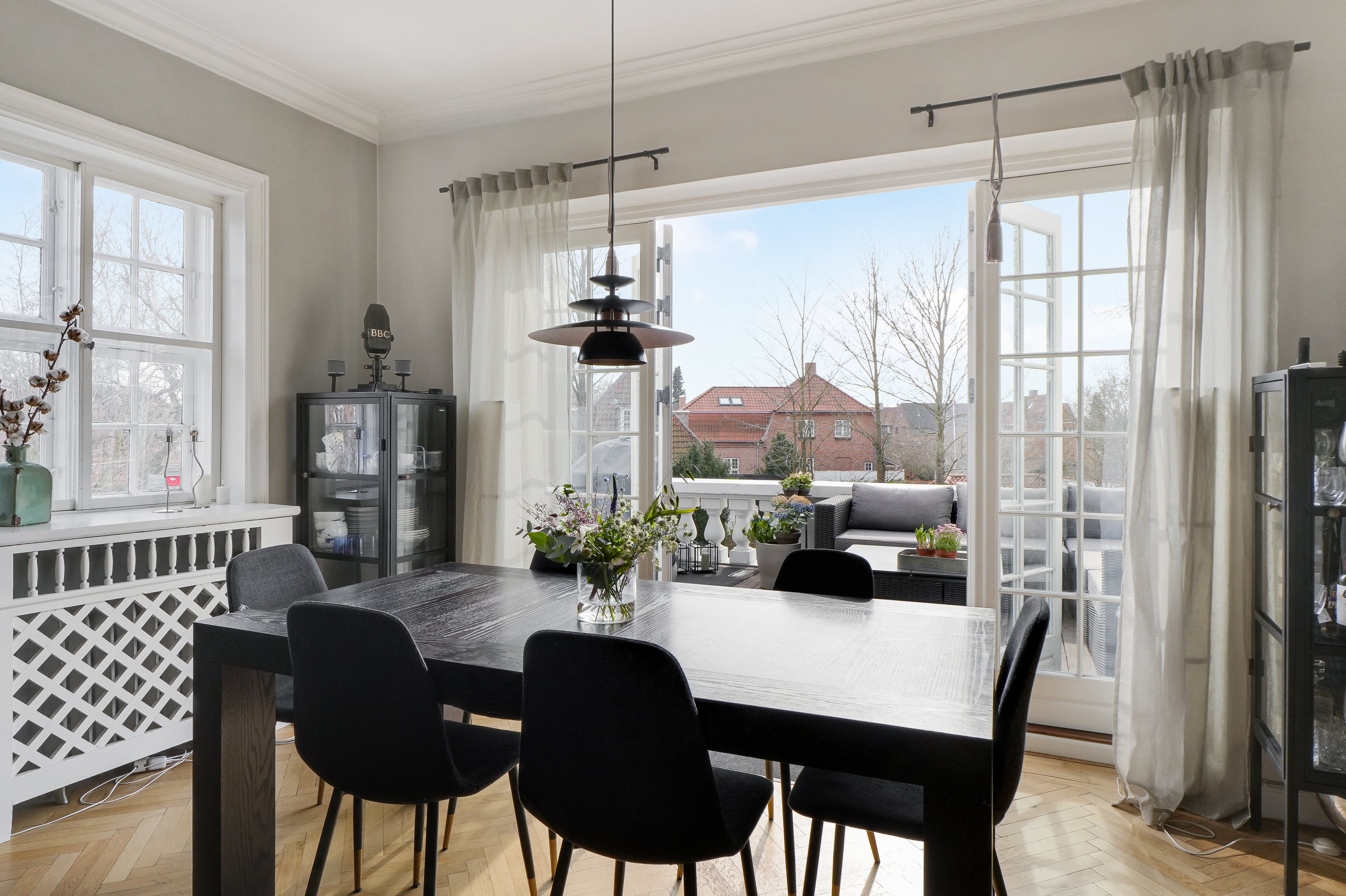 Fremhævet stue billede i fuldskærmstilstand. Billede af Kildegårdsvej 31B, 2900 Hellerup