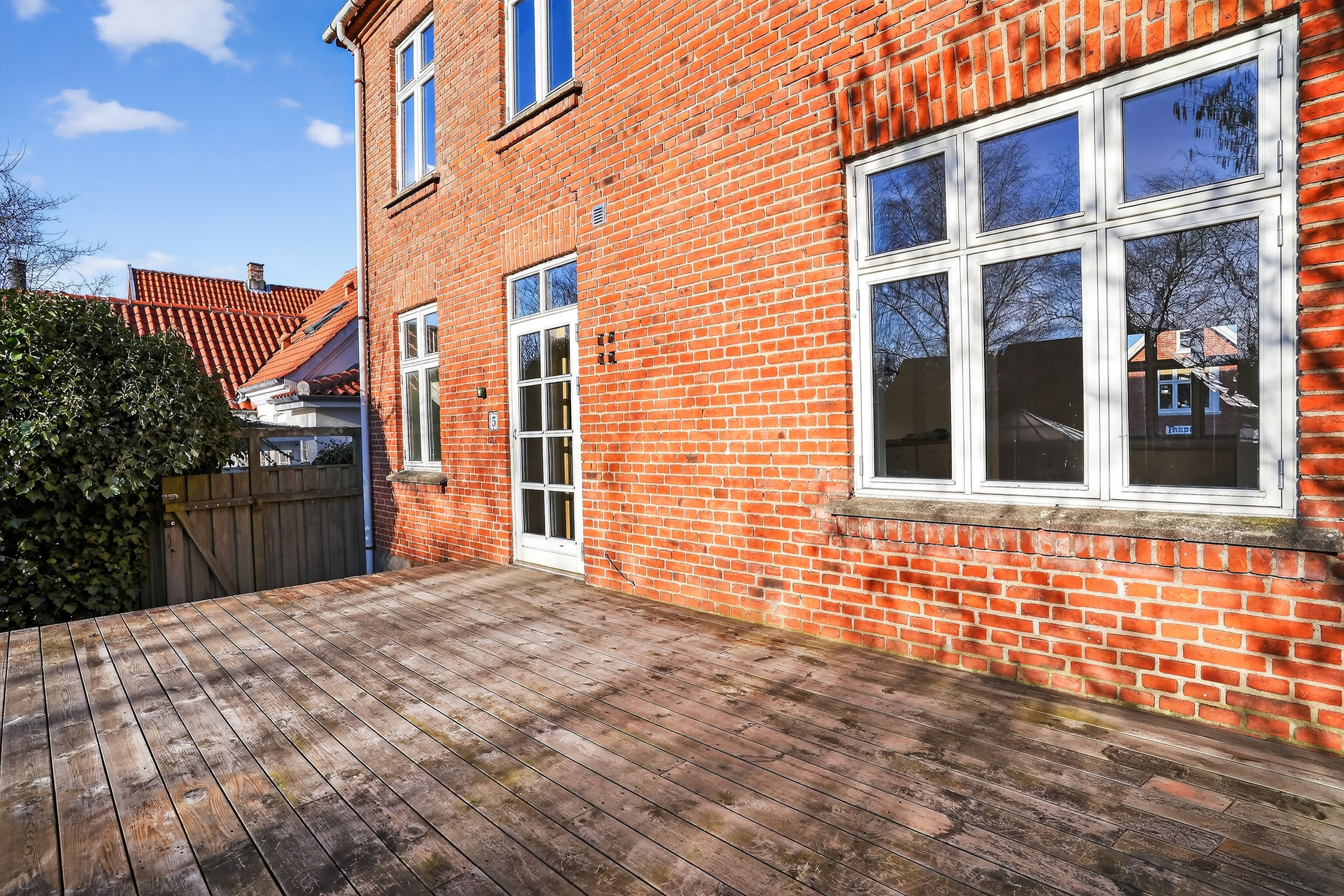 Fremhævet terrasse billede i fuldskærmstilstand. Billede af Rosenvænget 5, 3000 Helsingør