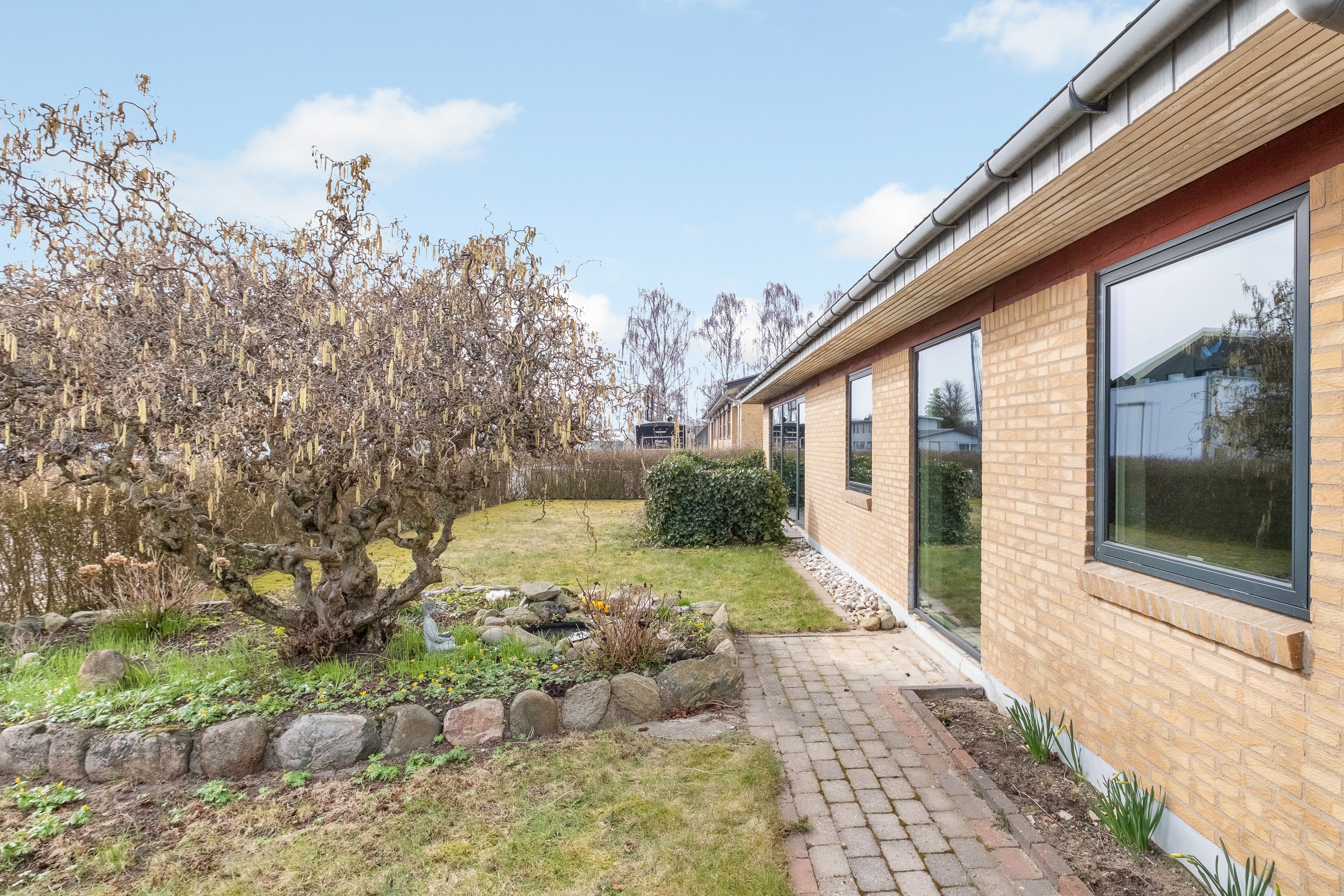 Fremhævet forhave billede i fuldskærmstilstand. Billede af Møgelgårdsvej 35, 8520 Lystrup