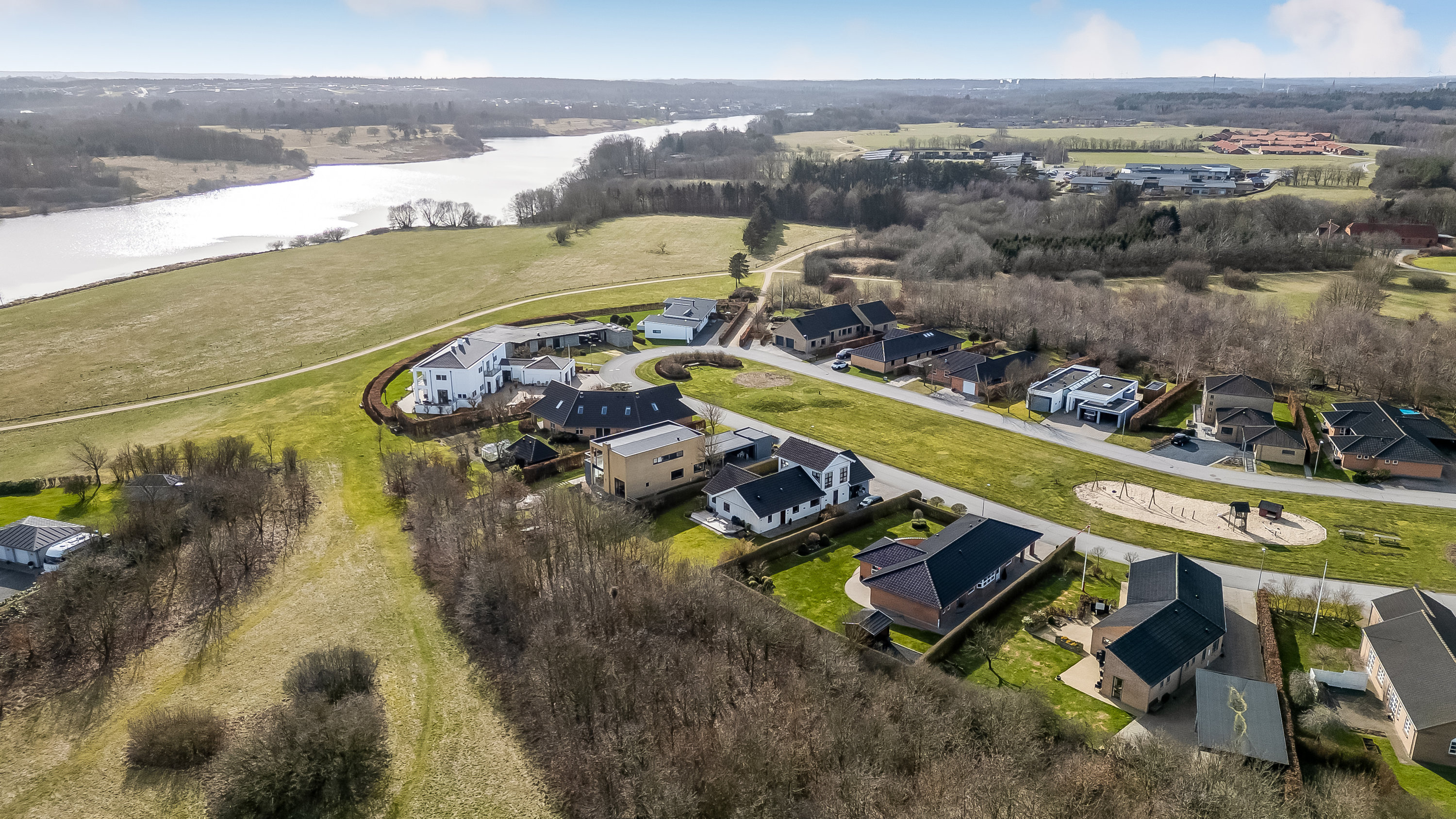 Fremhævet luftfoto billede i fuldskærmstilstand. Billede af Skovvikken 34, Mejrup, 7500 Holstebro