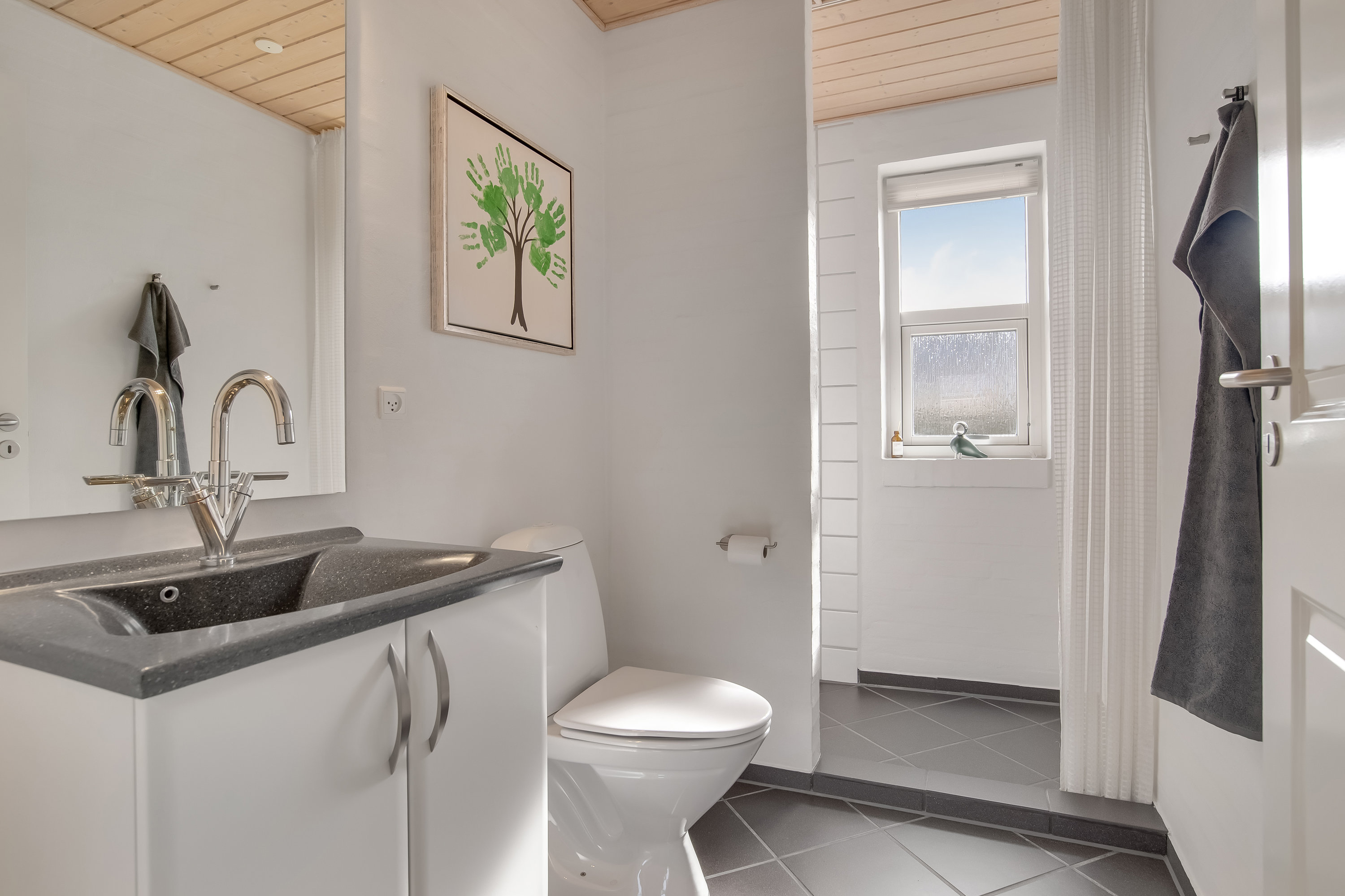 Fremhævet badeværelse billede i fuldskærmstilstand. Billede af Skovvikken 34, Mejrup, 7500 Holstebro