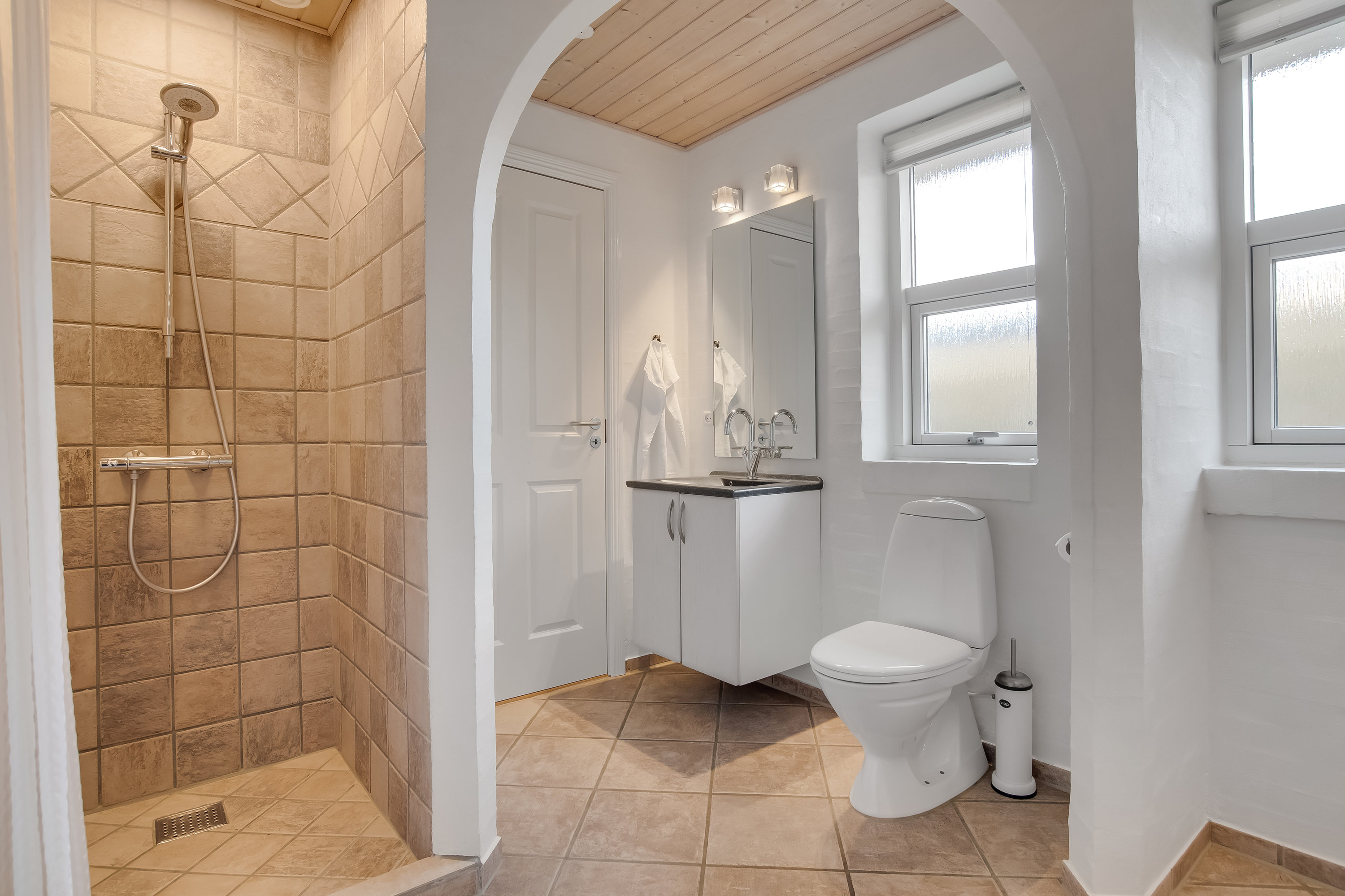 Fremhævet badeværelse billede i fuldskærmstilstand. Billede af Skovvikken 34, Mejrup, 7500 Holstebro