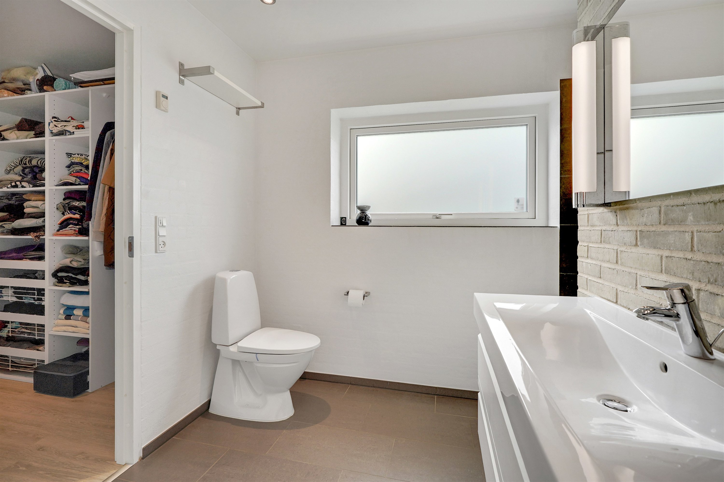 Fremhævet badeværelse billede i fuldskærmstilstand. Billede af Lillevang 110, 7190 Billund