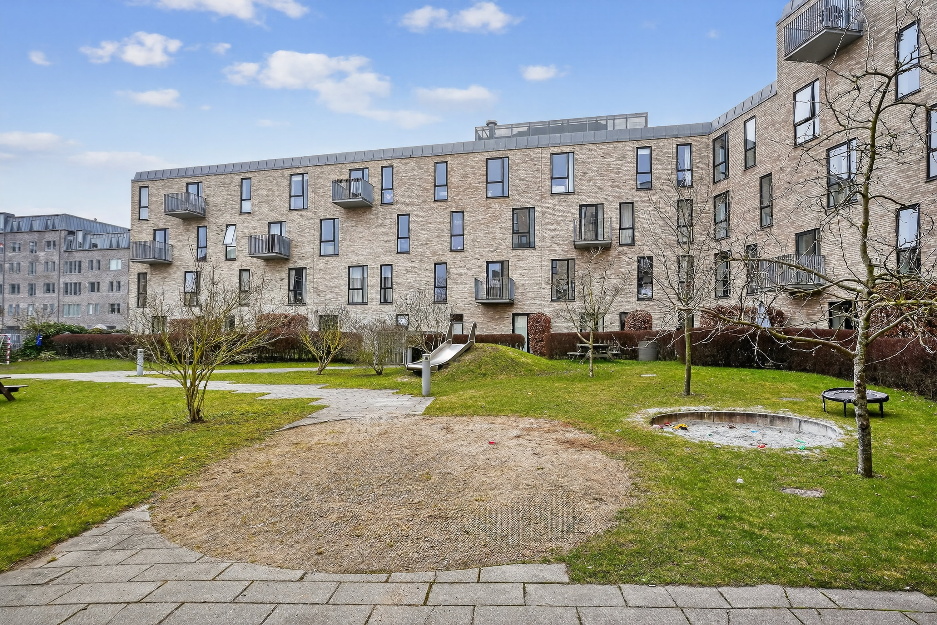 Fremhævet gårdmiljø billede i fuldskærmstilstand. Billede af Karin Nellemoses Vej 3, 1. th., 2500 Valby