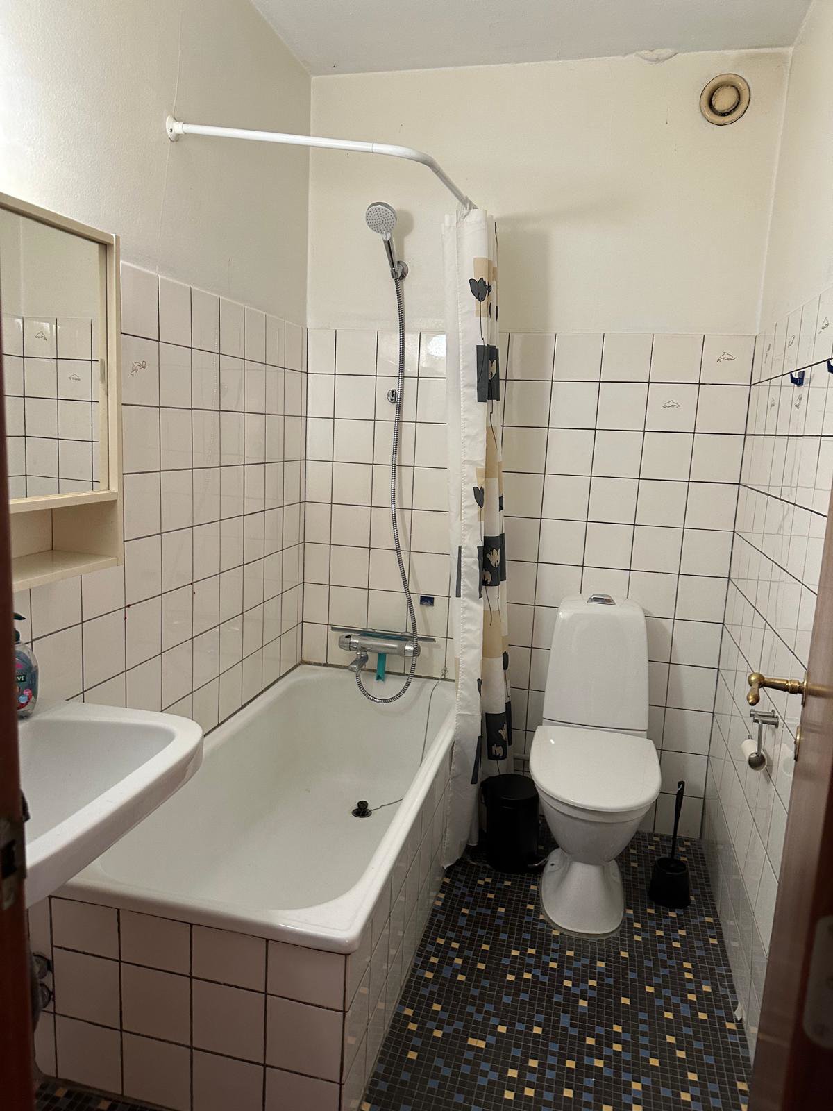 Fremhævet badeværelse med kar billede i fuldskærmstilstand. Billede af Rebæk Søpark 3, 11. 1109., 2650 Hvidovre