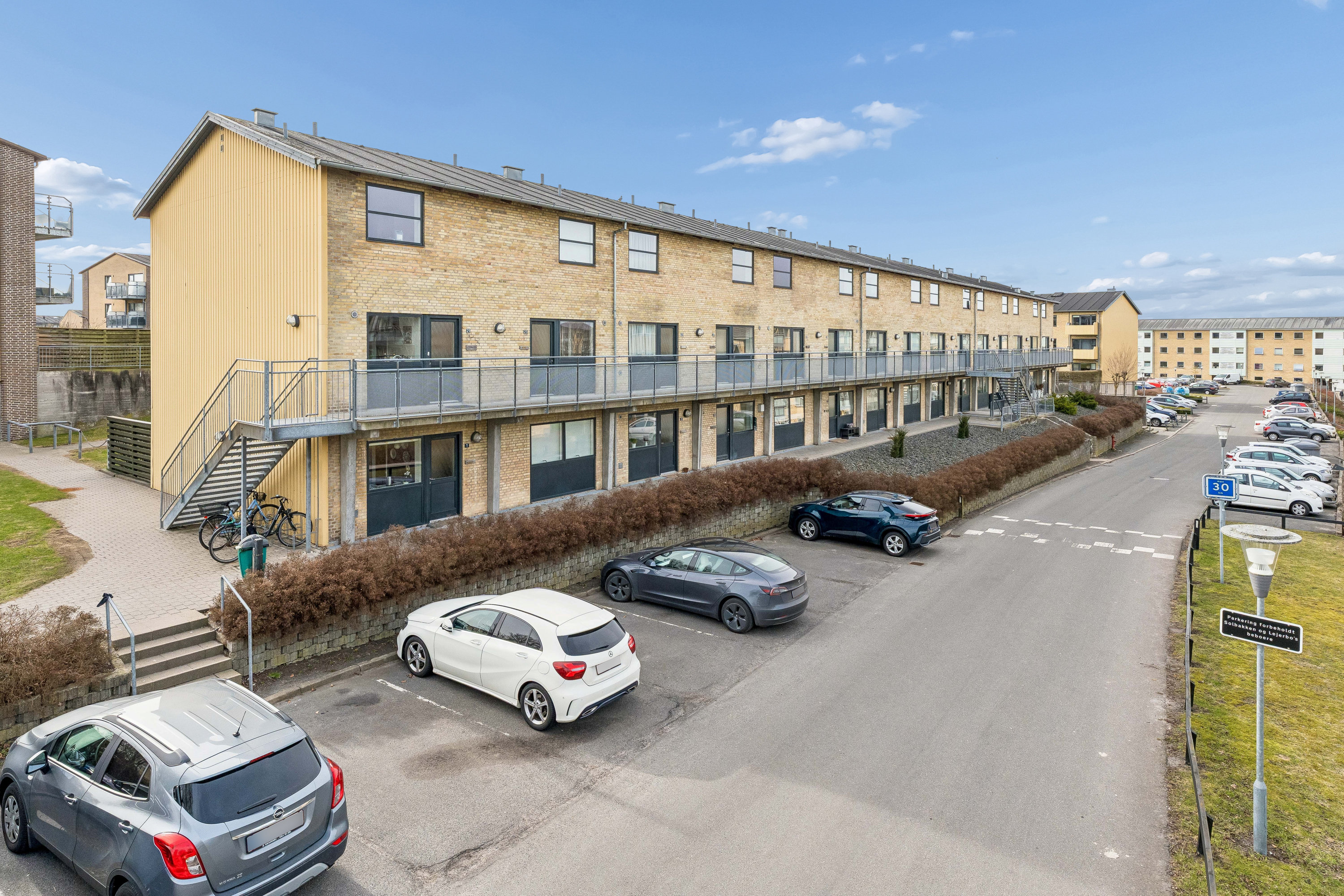 Fremhævet andet billede i fuldskærmstilstand. Billede af Roald Amundsens Vej 11, st.., 9210 Aalborg SØ