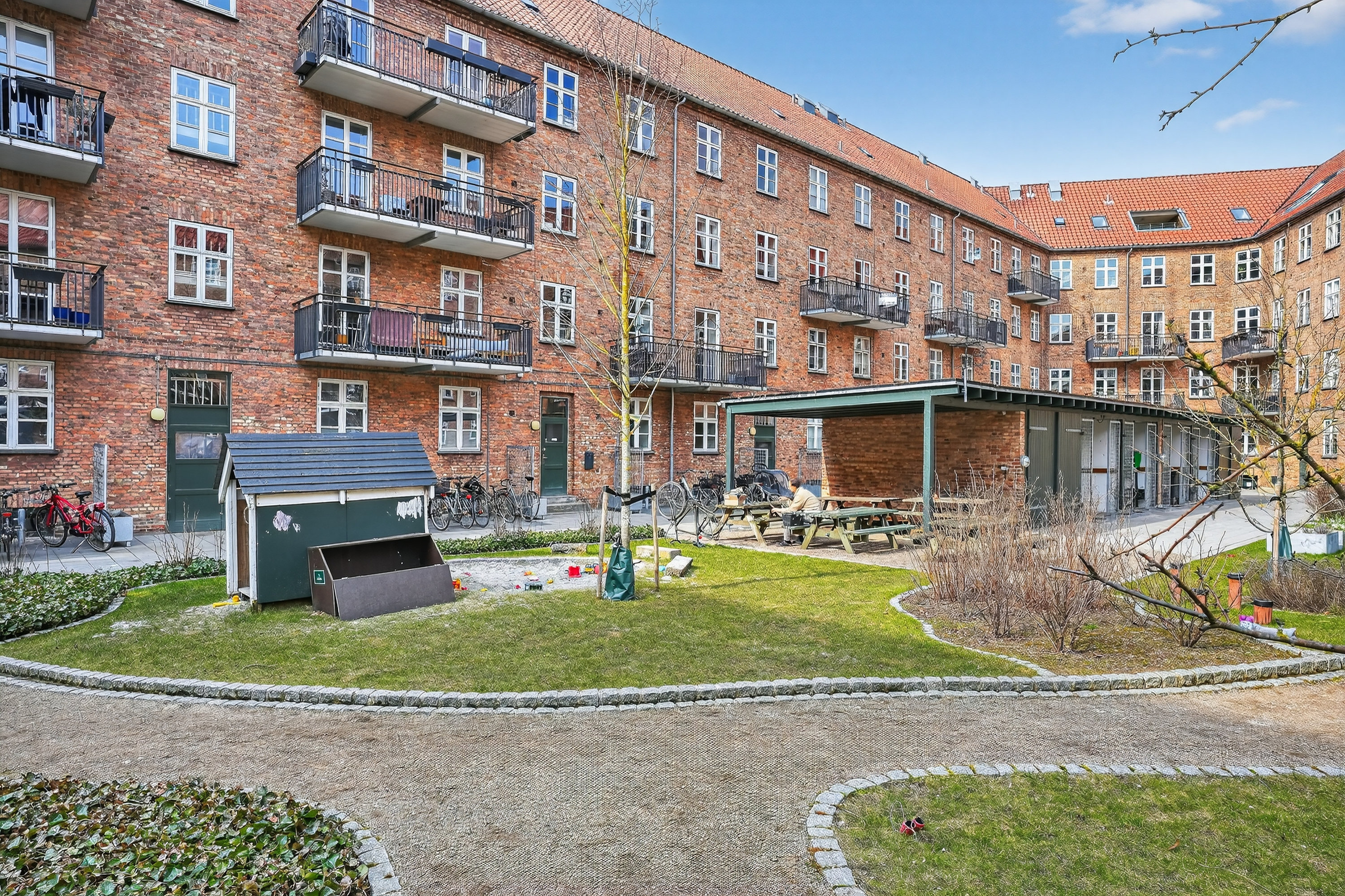 Fremhævet gårdmiljø billede i fuldskærmstilstand. Billede af Slotsherrensvej 3, st.. th., 2720 Vanløse