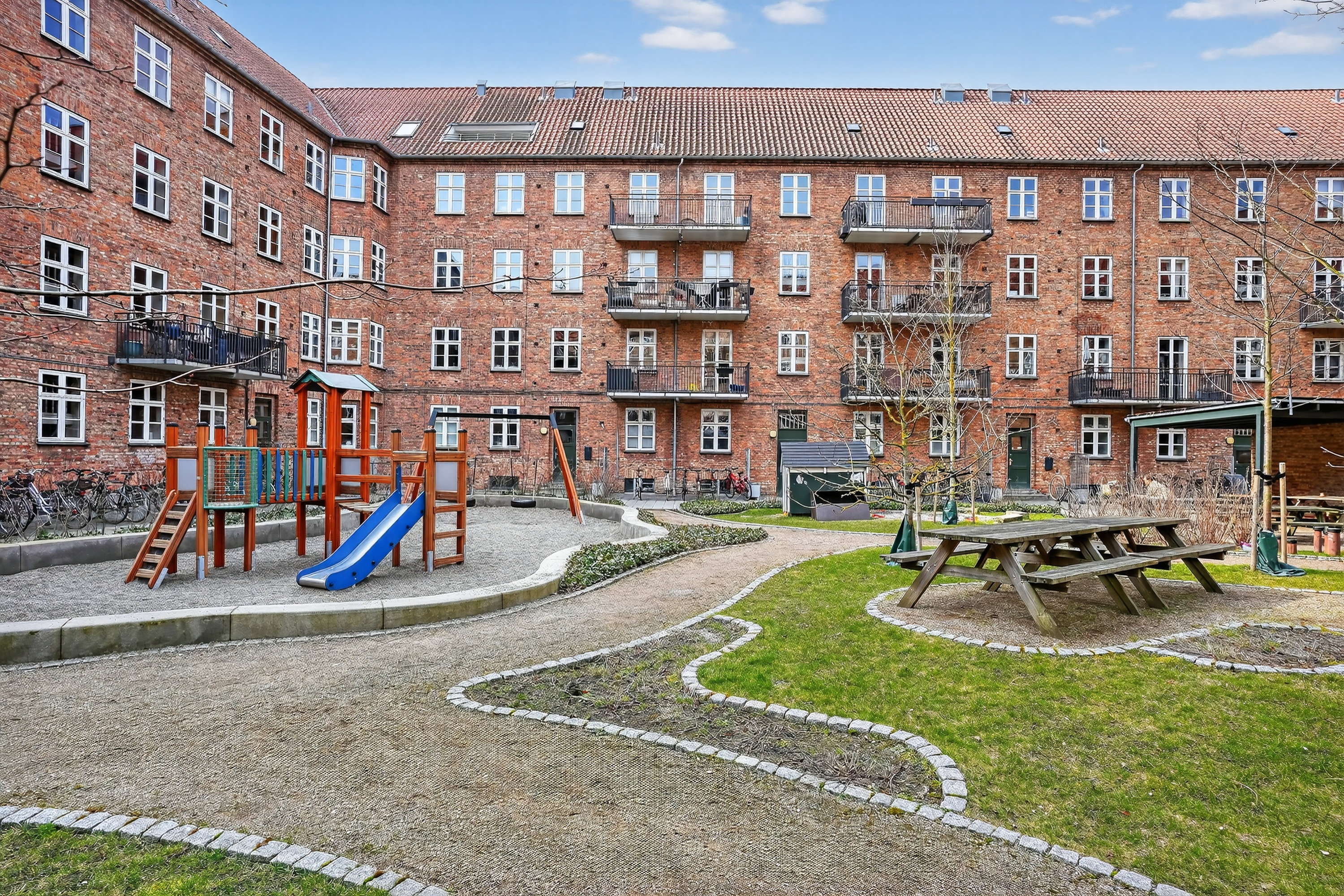 Fremhævet gårdmiljø billede i fuldskærmstilstand. Billede af Slotsherrensvej 3, st.. th., 2720 Vanløse