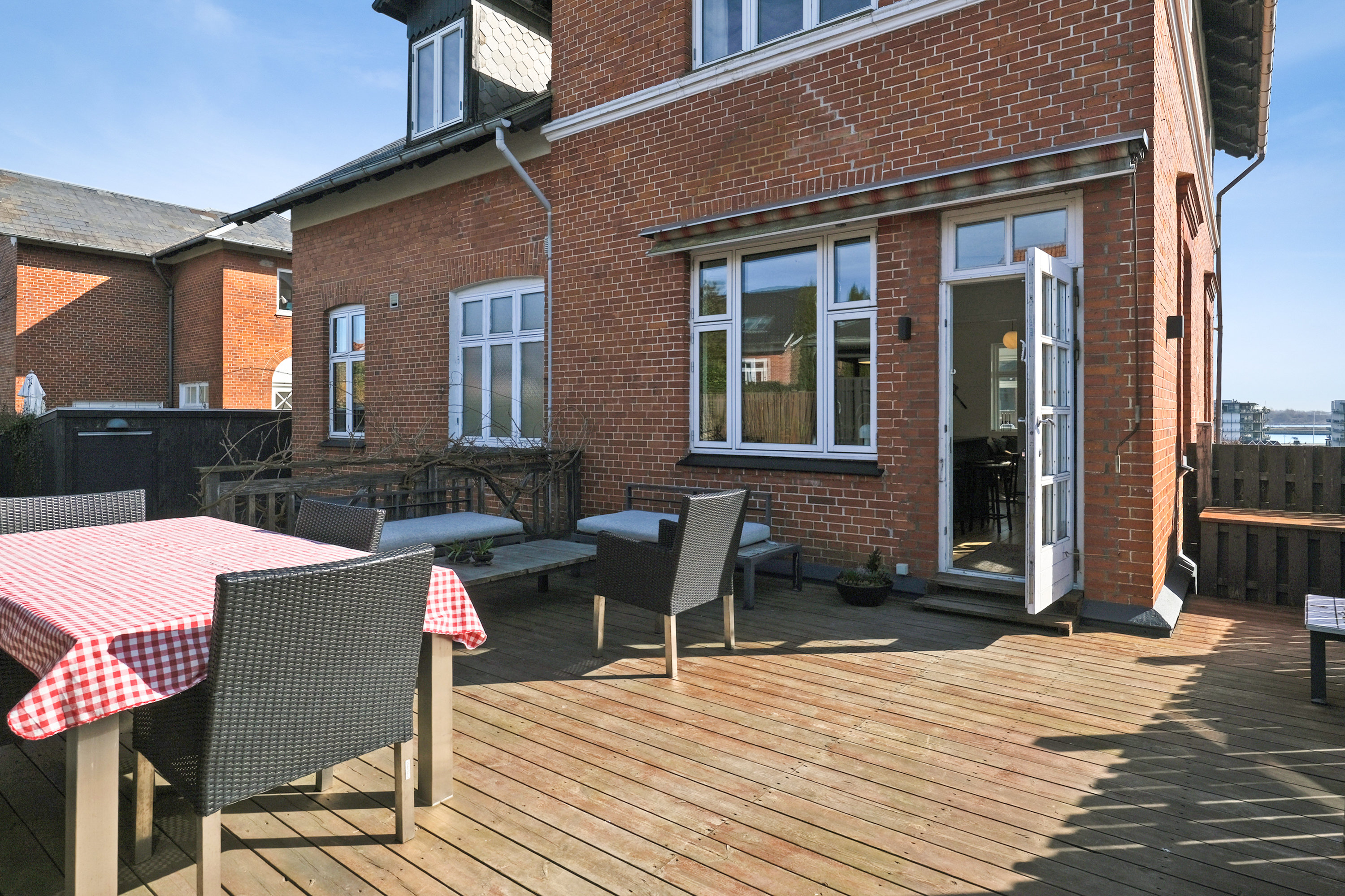 Fremhævet terrasse billede i fuldskærmstilstand. Billede af Dyrehavevej 26, 5800 Nyborg