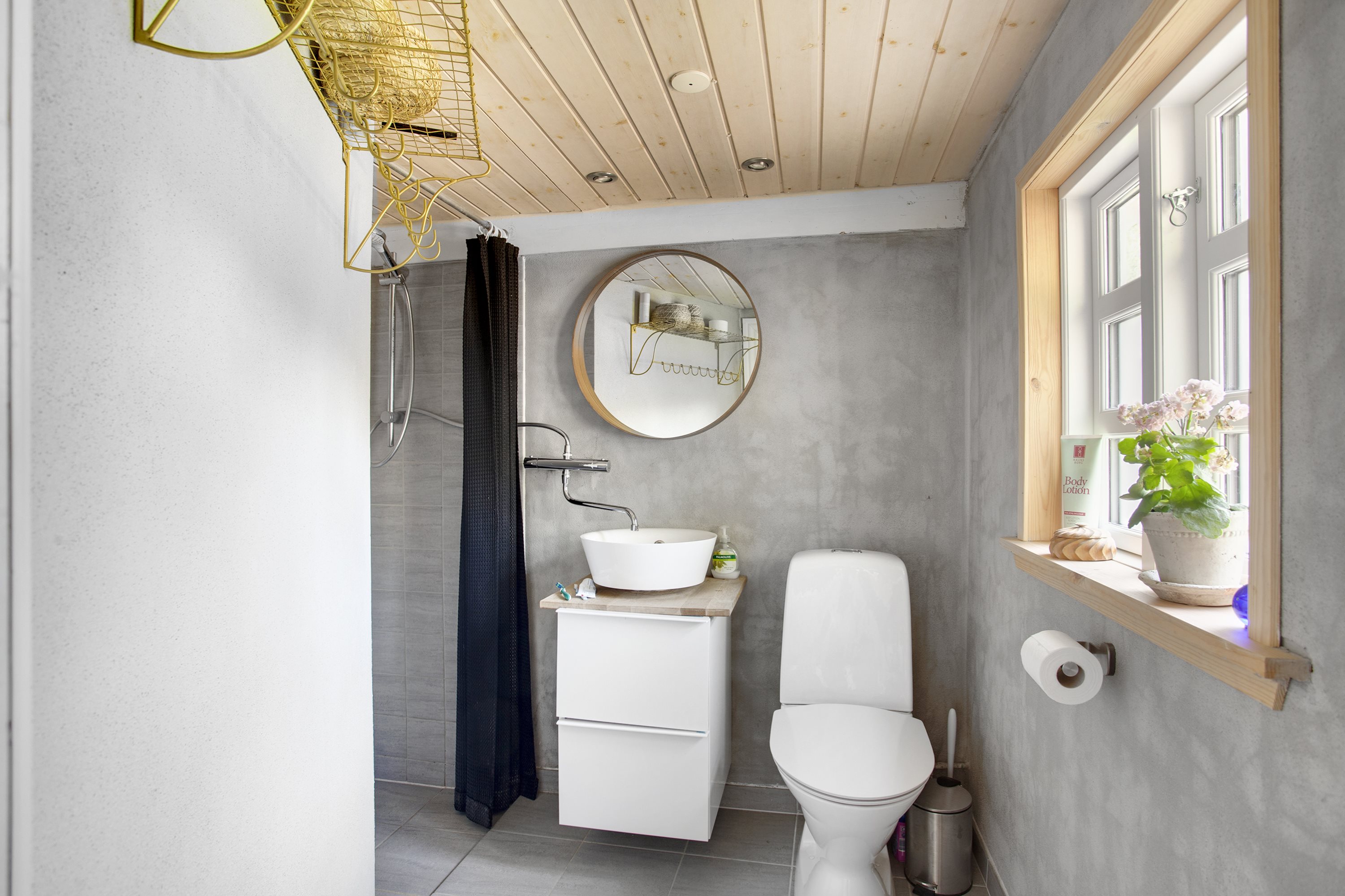 Fremhævet badeværelse billede i fuldskærmstilstand. Billede af Lille Skovvej 9, Byrum, 9940 Læsø