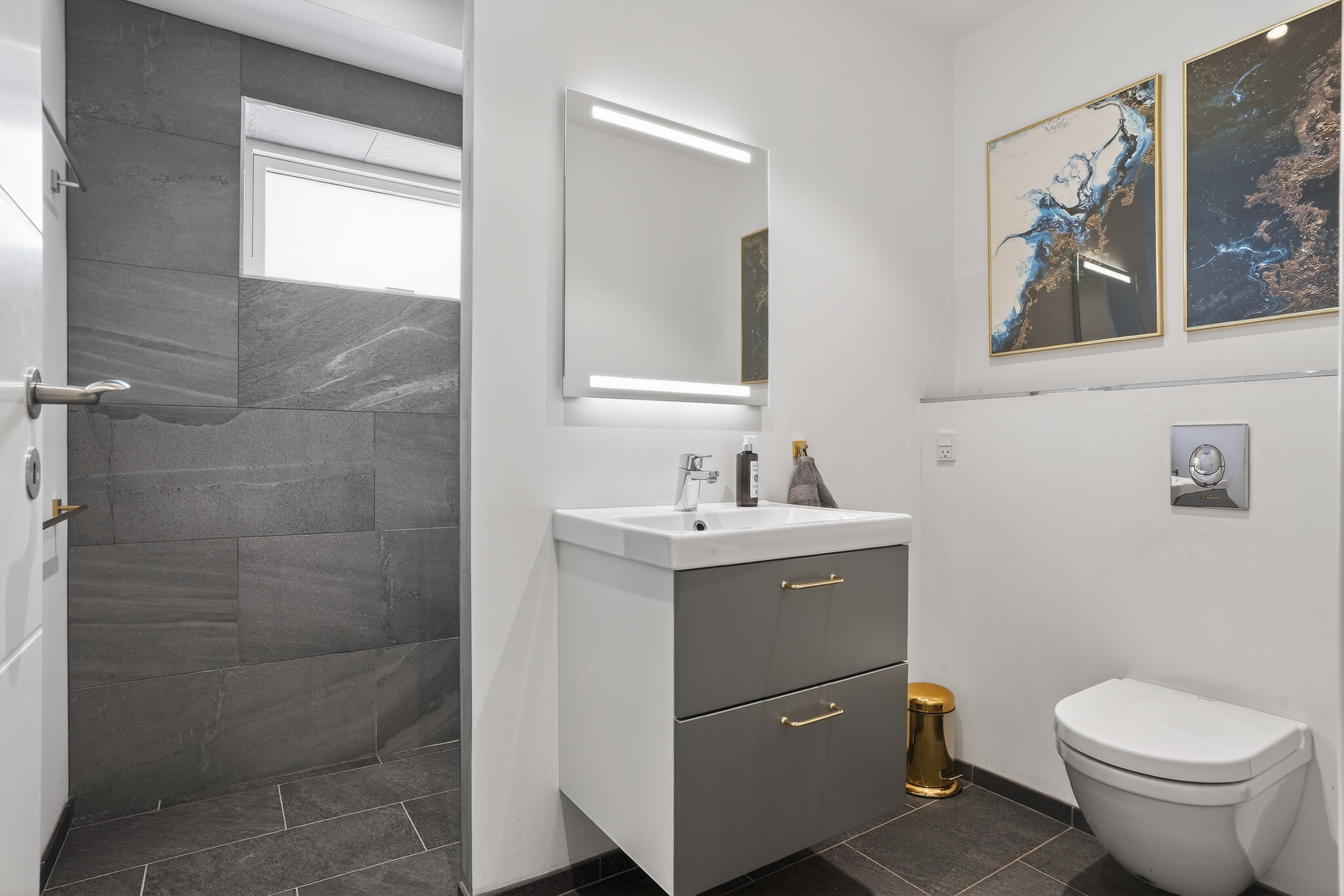 Fremhævet badeværelse billede i fuldskærmstilstand. Billede af Engdraget 25, 2500 Valby