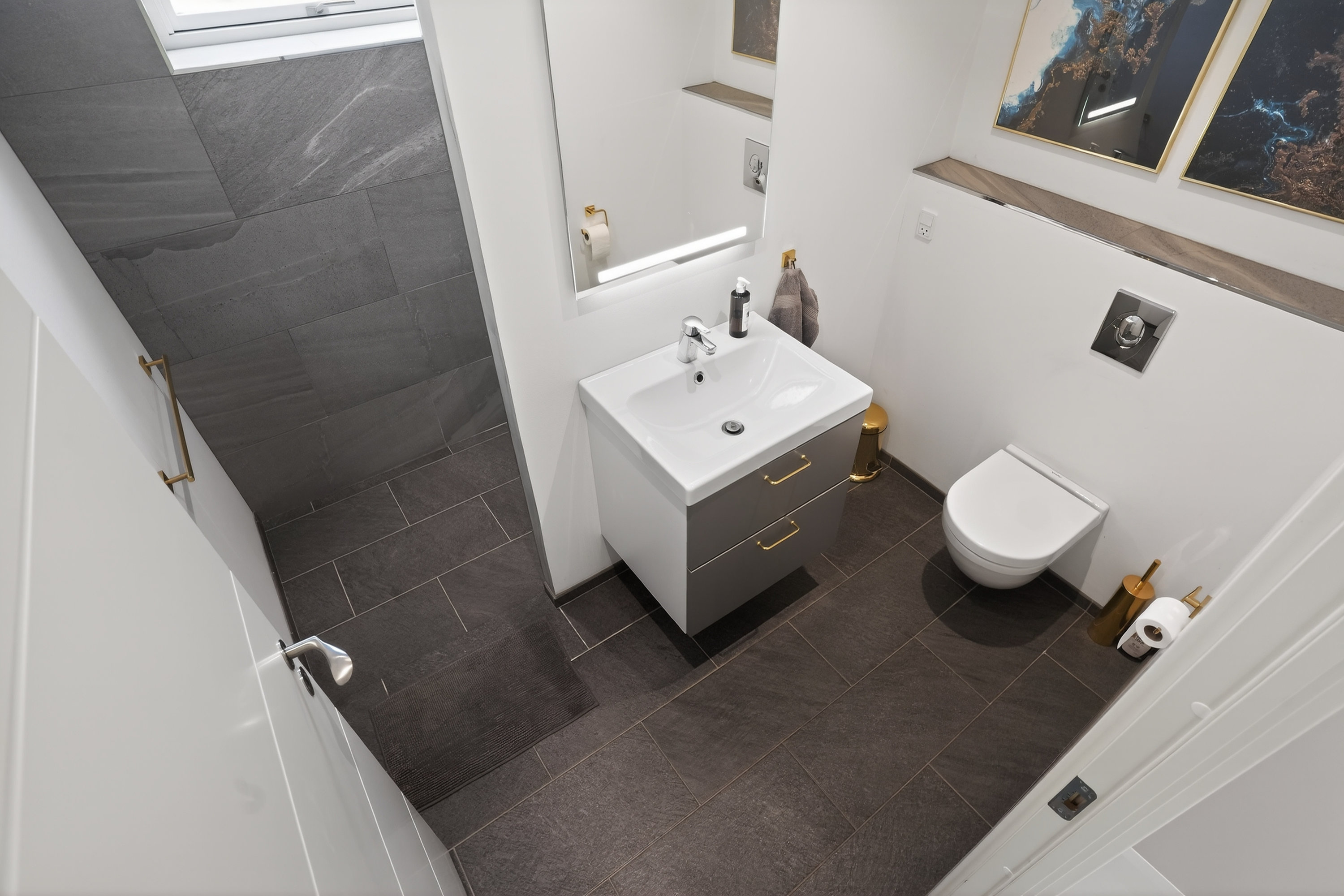 Fremhævet badeværelse billede i fuldskærmstilstand. Billede af Engdraget 25, 2500 Valby