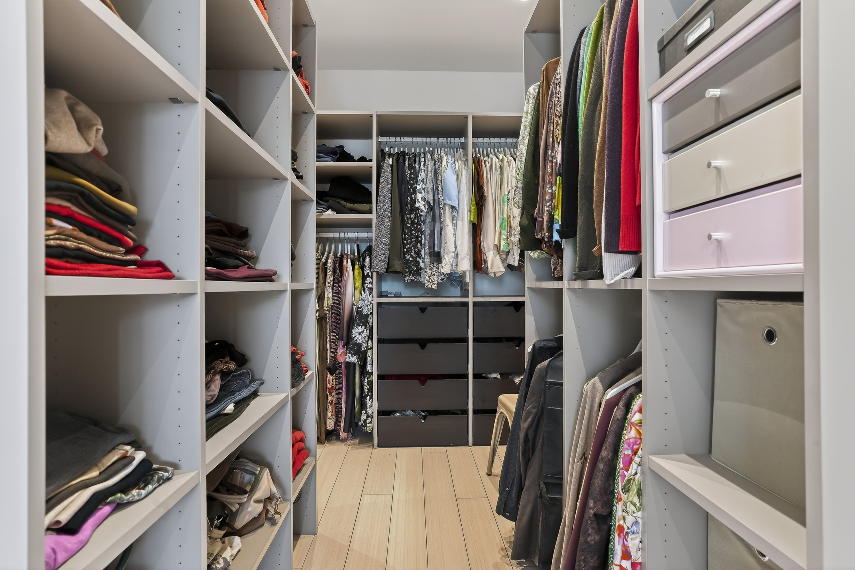 Fremhævet walkin closet billede i fuldskærmstilstand. Billede af Engdraget 25, 2500 Valby