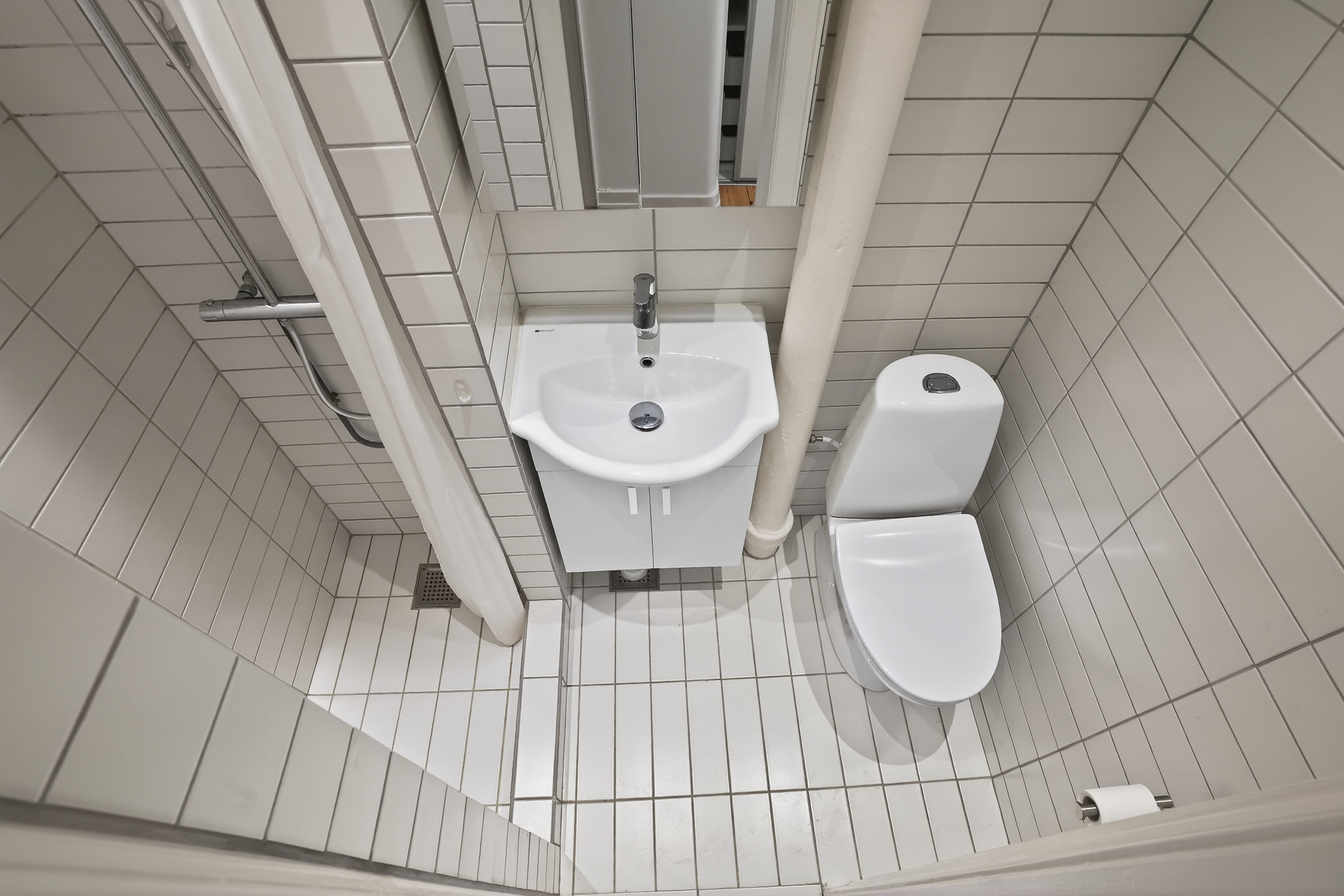 Fremhævet badeværelse billede i fuldskærmstilstand. Billede af Ved Andebakken 5, st.. th., 2000 Frederiksberg