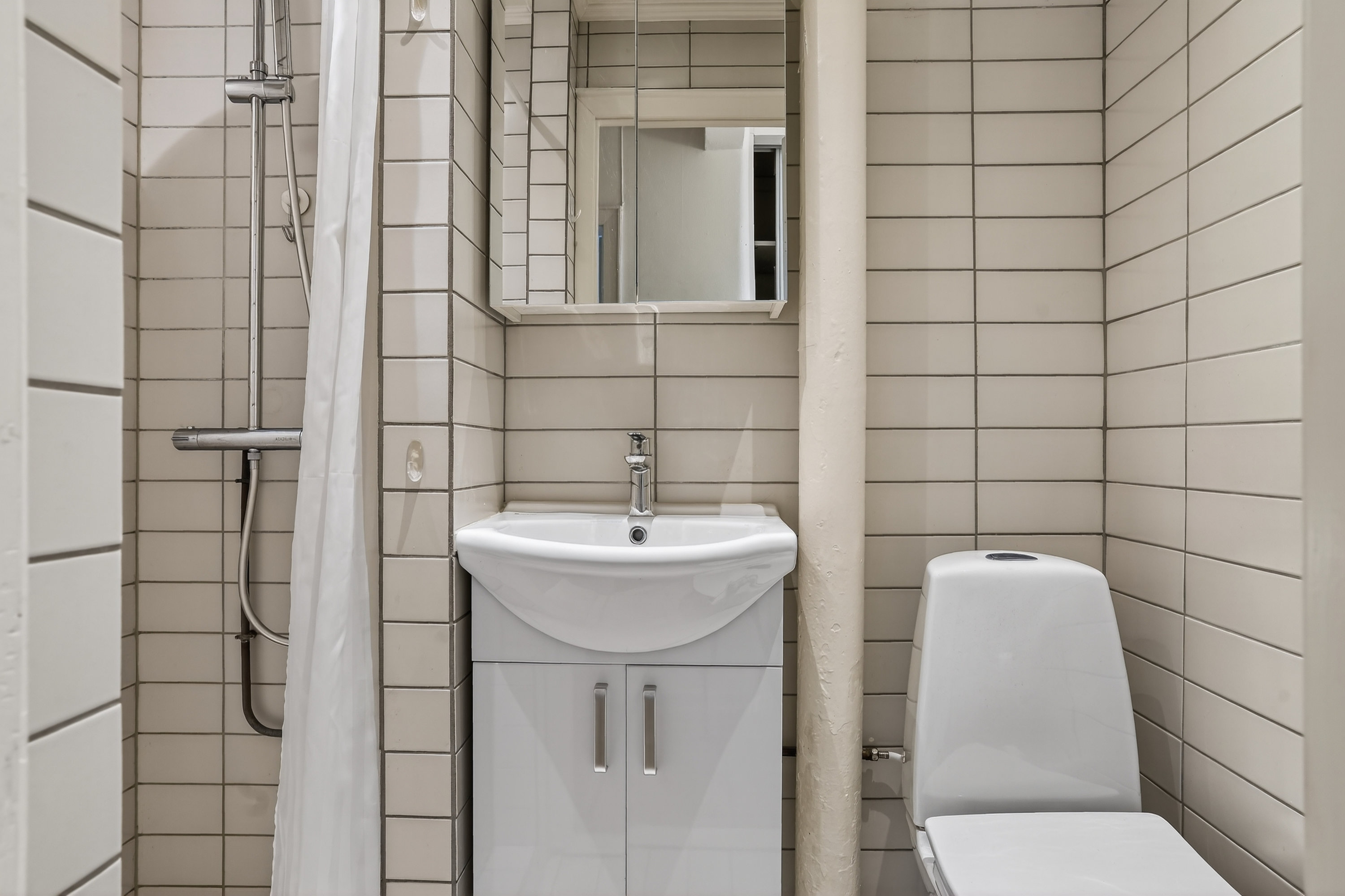 Fremhævet badeværelse billede i fuldskærmstilstand. Billede af Ved Andebakken 5, st.. th., 2000 Frederiksberg