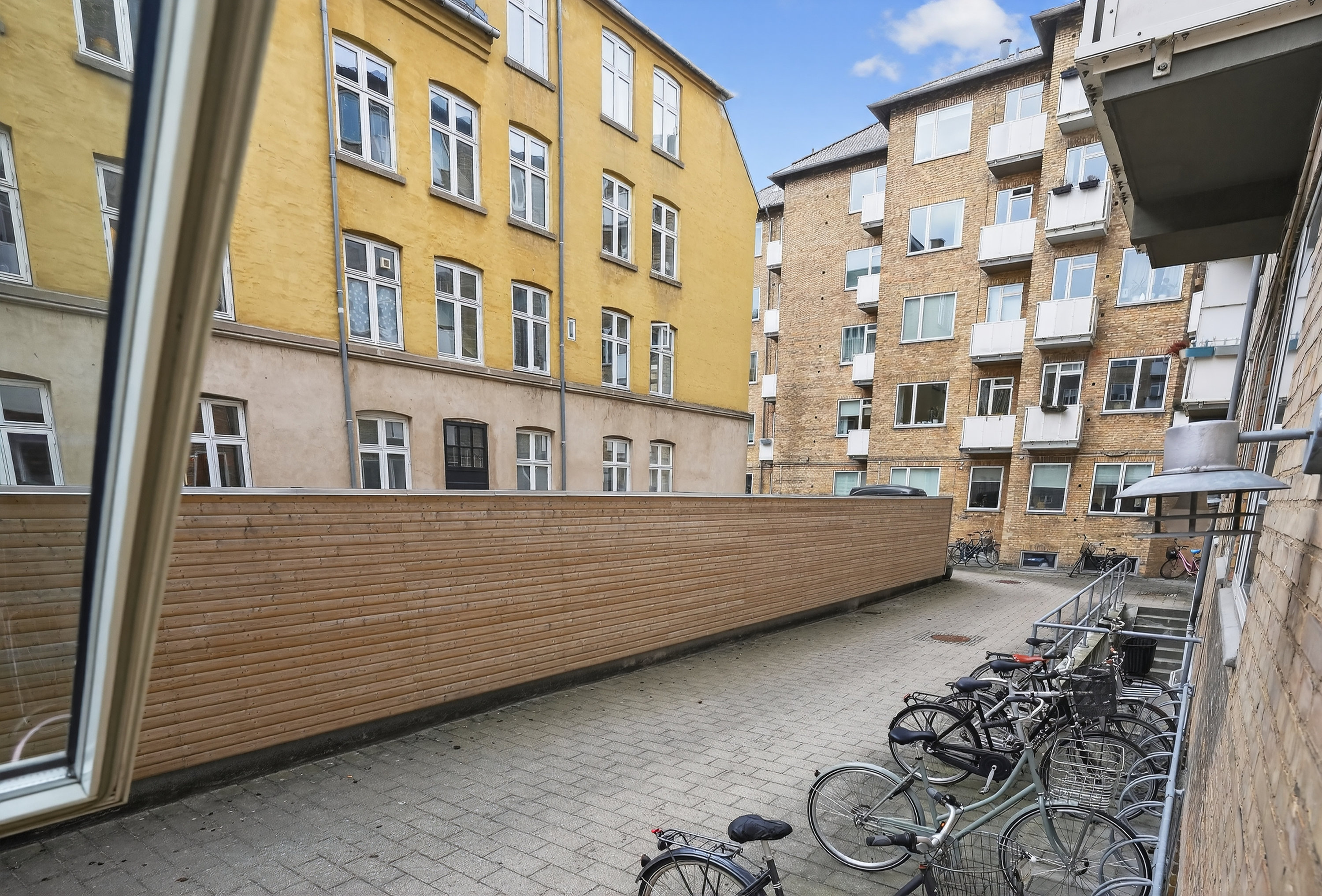 Fremhævet gårdmiljø billede i fuldskærmstilstand. Billede af Ved Andebakken 5, st.. th., 2000 Frederiksberg