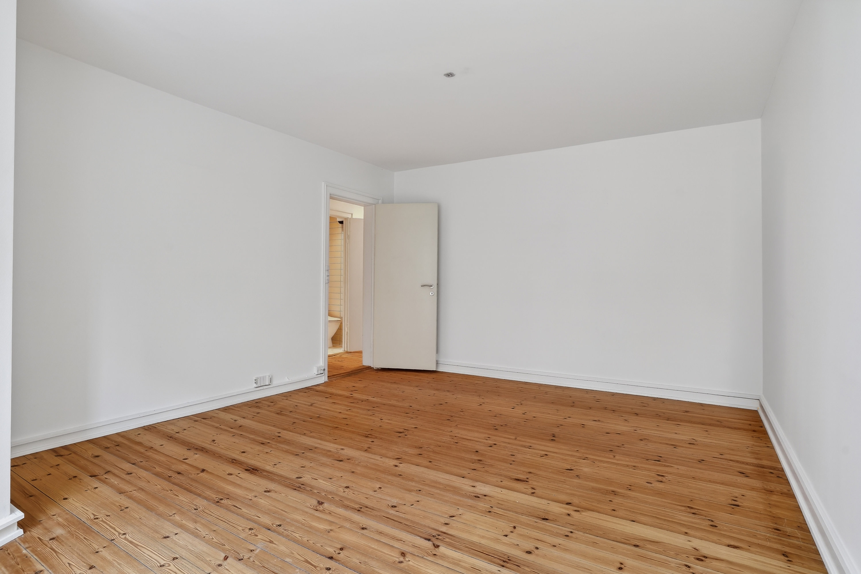 Fremhævet stue billede i fuldskærmstilstand. Billede af Ved Andebakken 5, st.. th., 2000 Frederiksberg