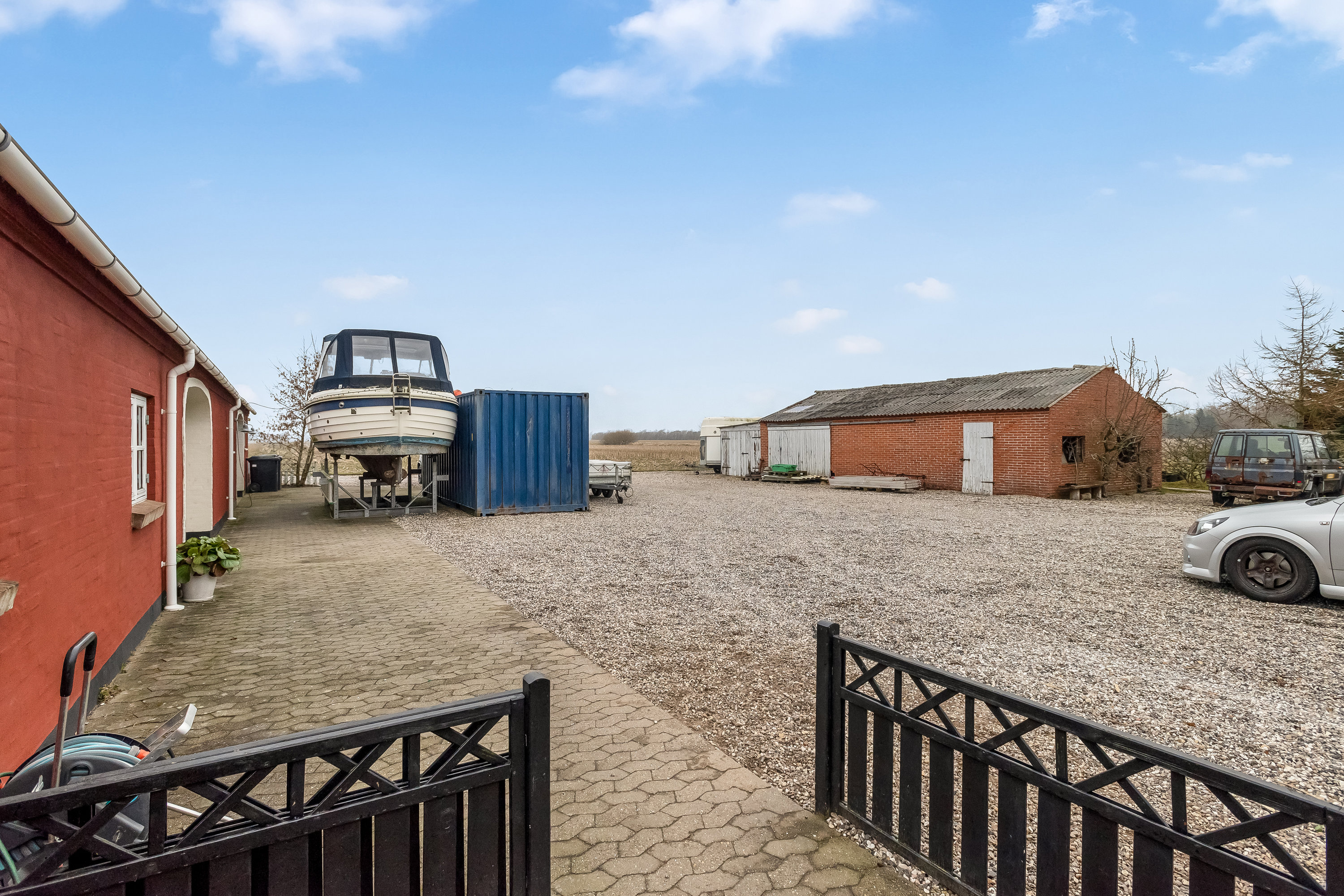 Fremhævet gårdsplads billede i fuldskærmstilstand. Billede af Vestervej 10, 6980 Tim