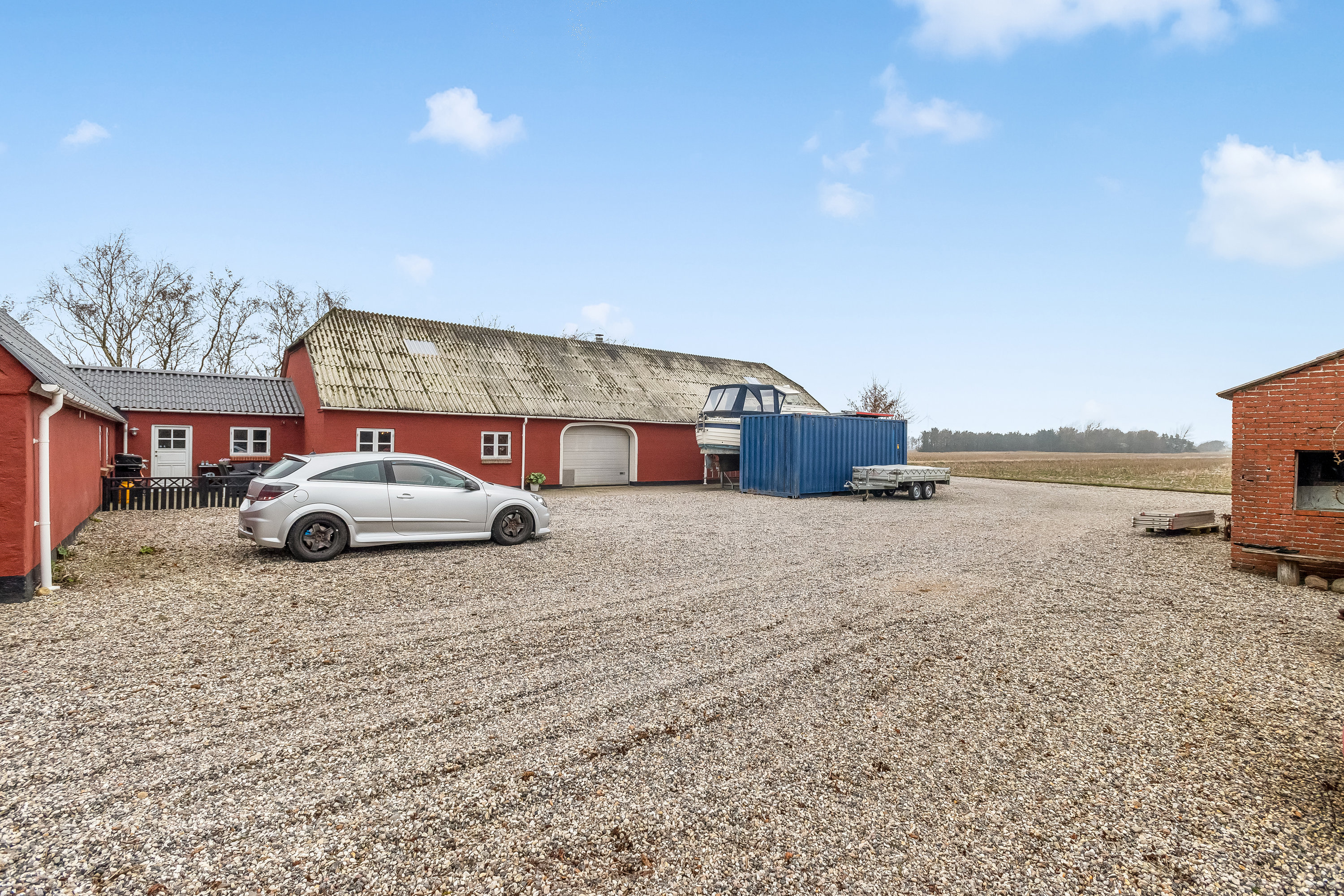 Fremhævet gårdsplads billede i fuldskærmstilstand. Billede af Vestervej 10, 6980 Tim