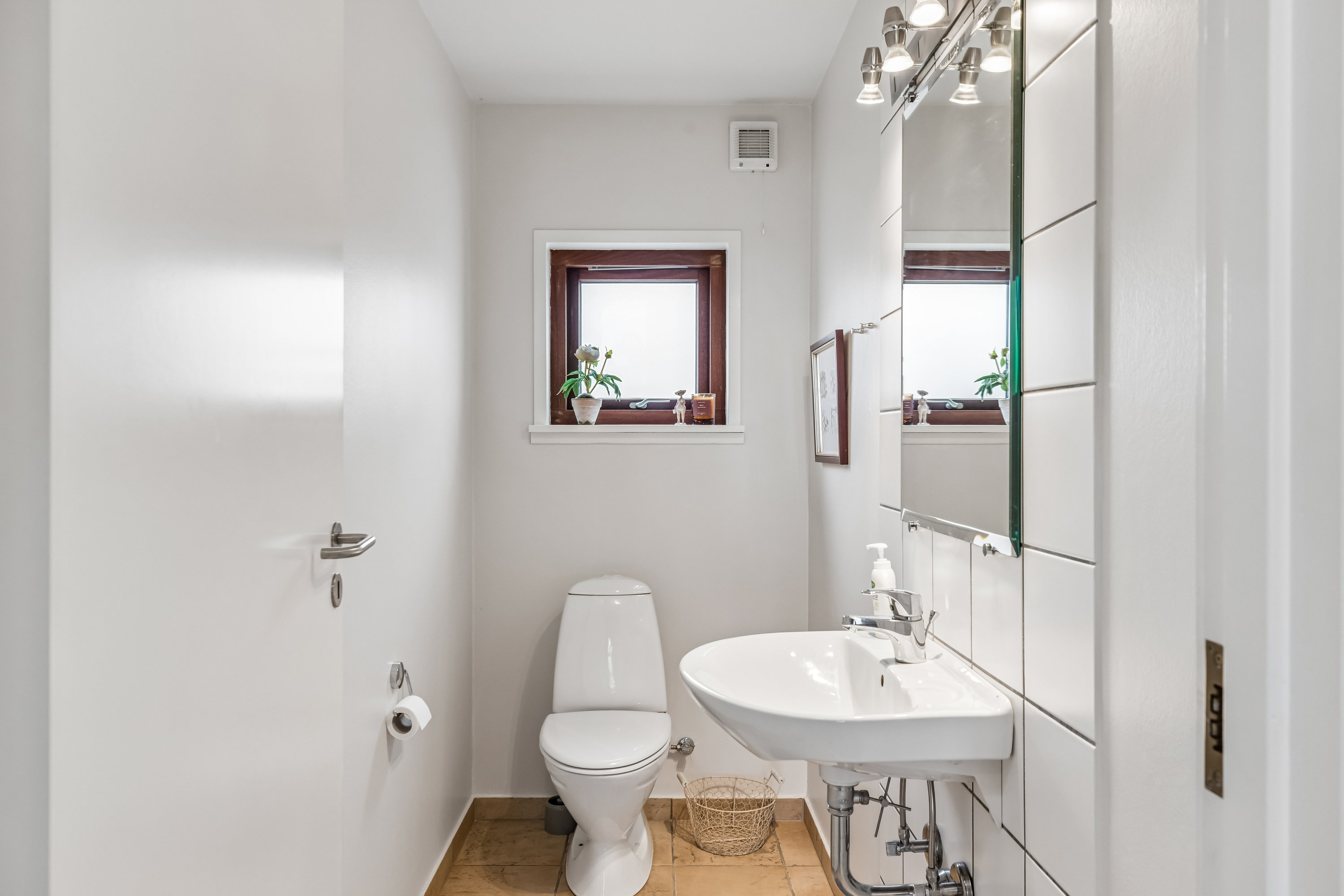 Fremhævet toilet billede i fuldskærmstilstand. Billede af Marinavej 17, 6320 Egernsund