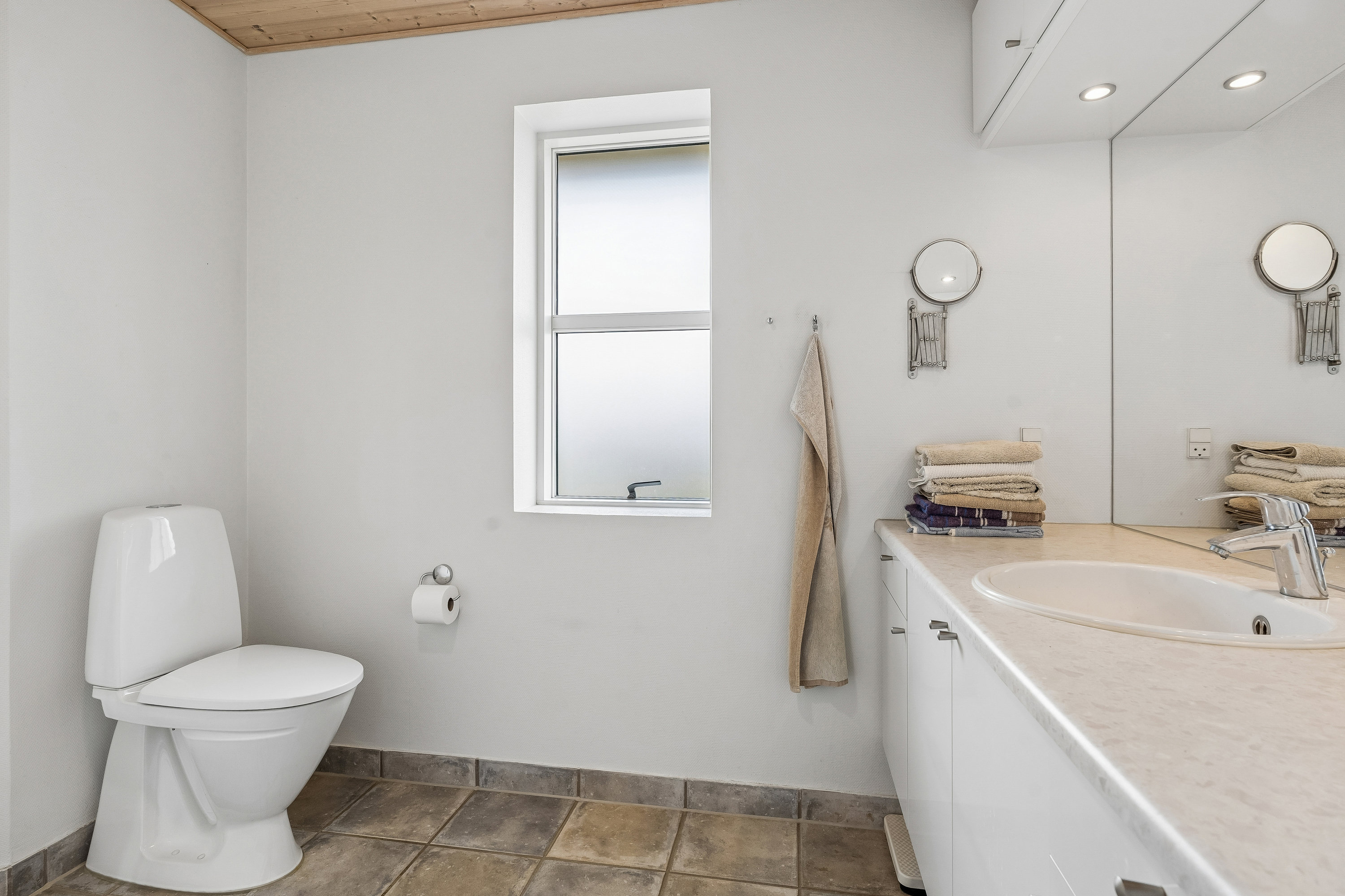 Fremhævet badeværelse billede i fuldskærmstilstand. Billede af Ranunkelvej 36, 8722 Hedensted