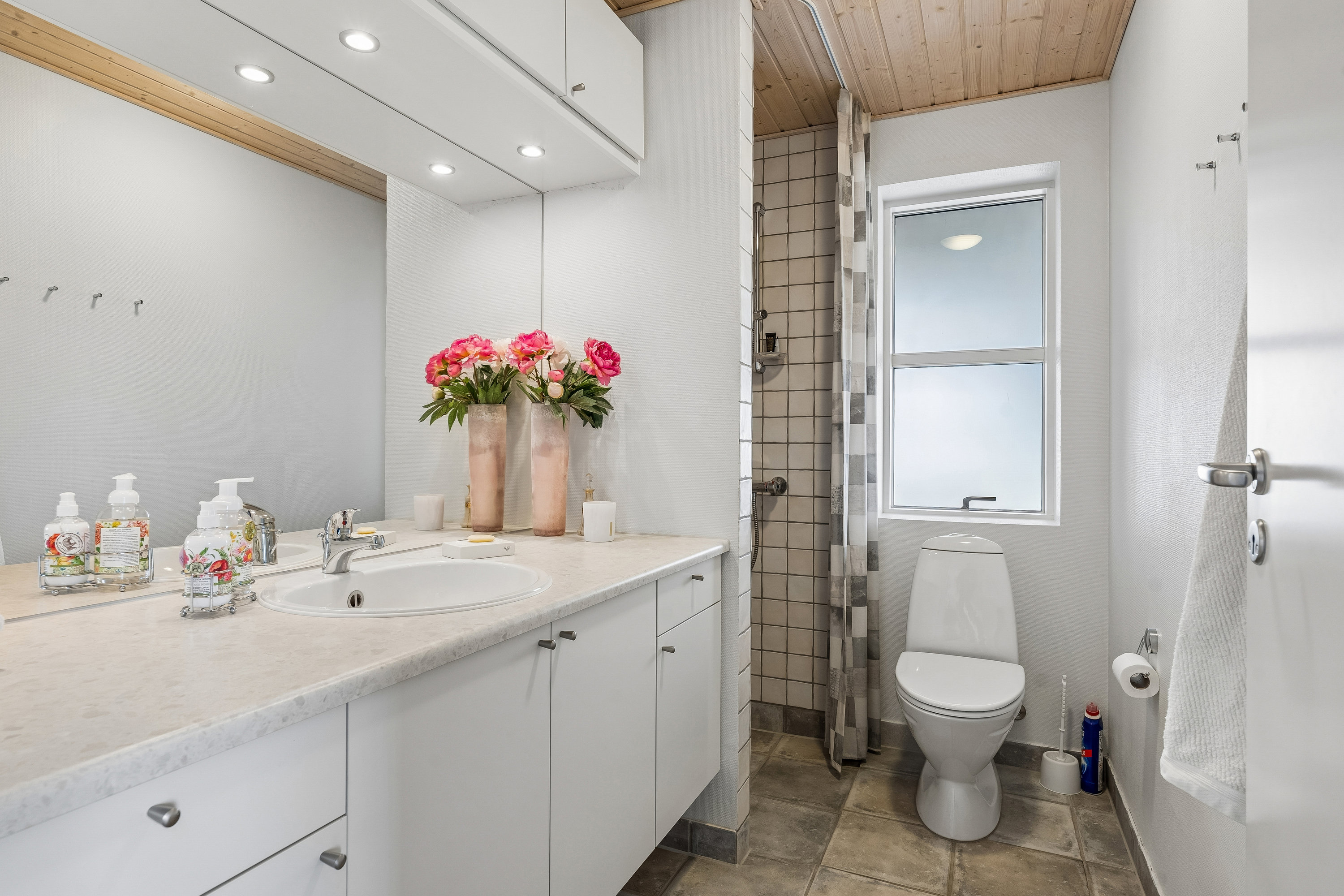 Fremhævet badeværelse billede i fuldskærmstilstand. Billede af Ranunkelvej 36, 8722 Hedensted